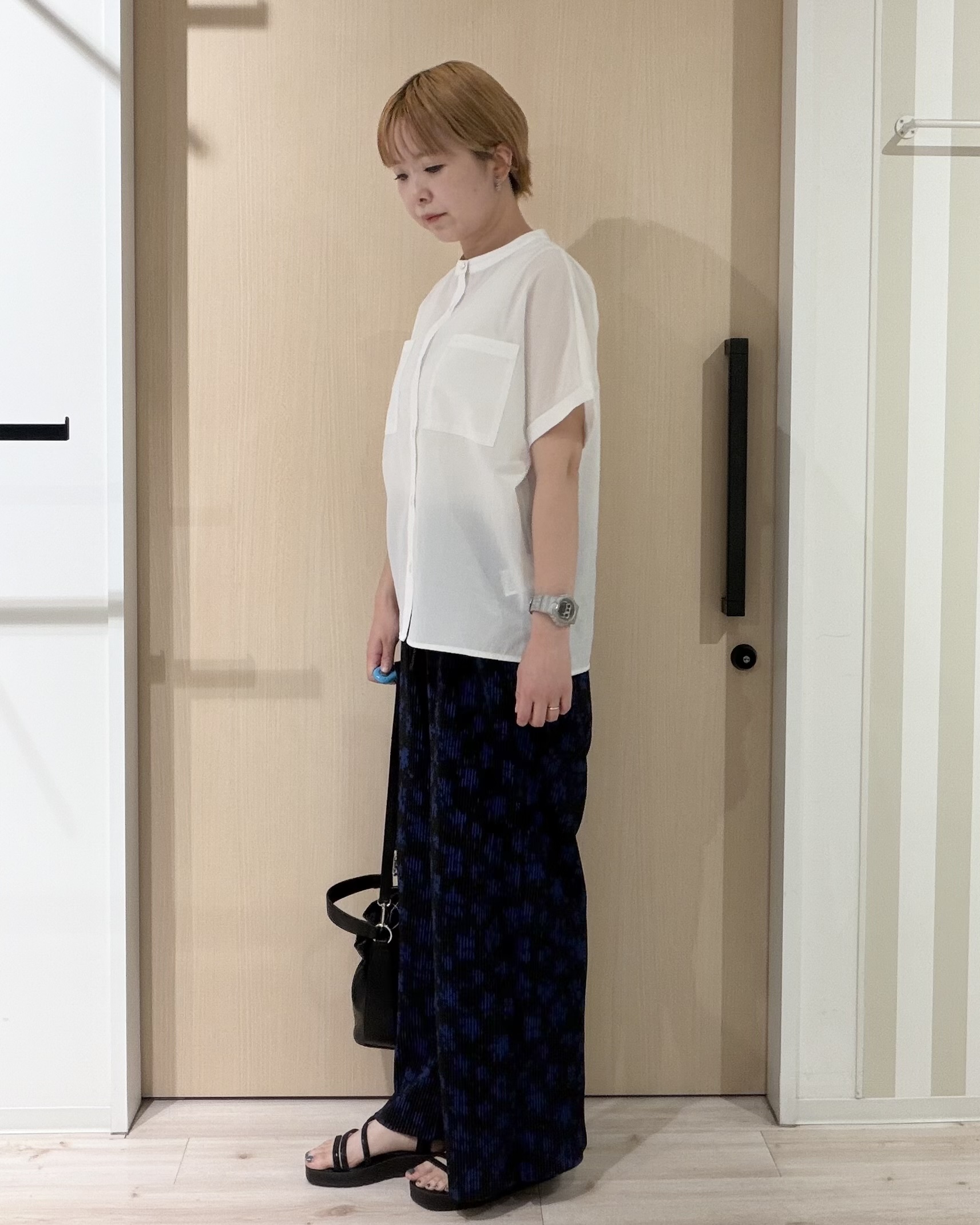 ひらしーさんの「SHOO･LA･RUE｜【通気性〇/UV/S-LL】風が通り抜ける 半袖バンドカラーシアーシャツ」を使ったコーディネート