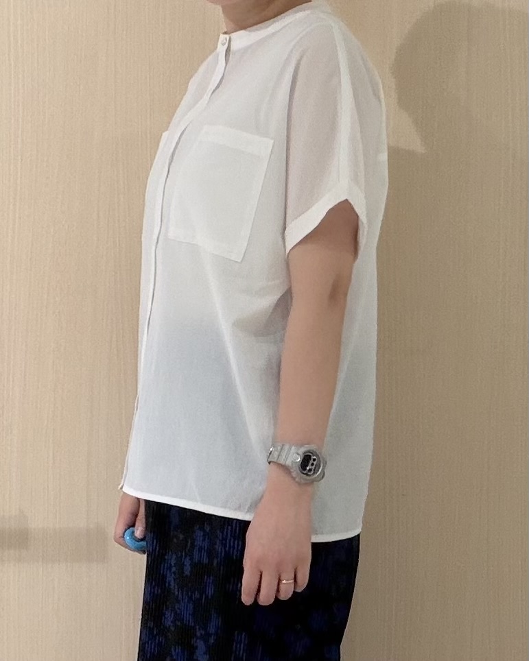 ひらしーさんの「SHOO･LA･RUE｜【通気性〇/UV/S-LL】風が通り抜ける 半袖バンドカラーシアーシャツ」を使ったコーディネート