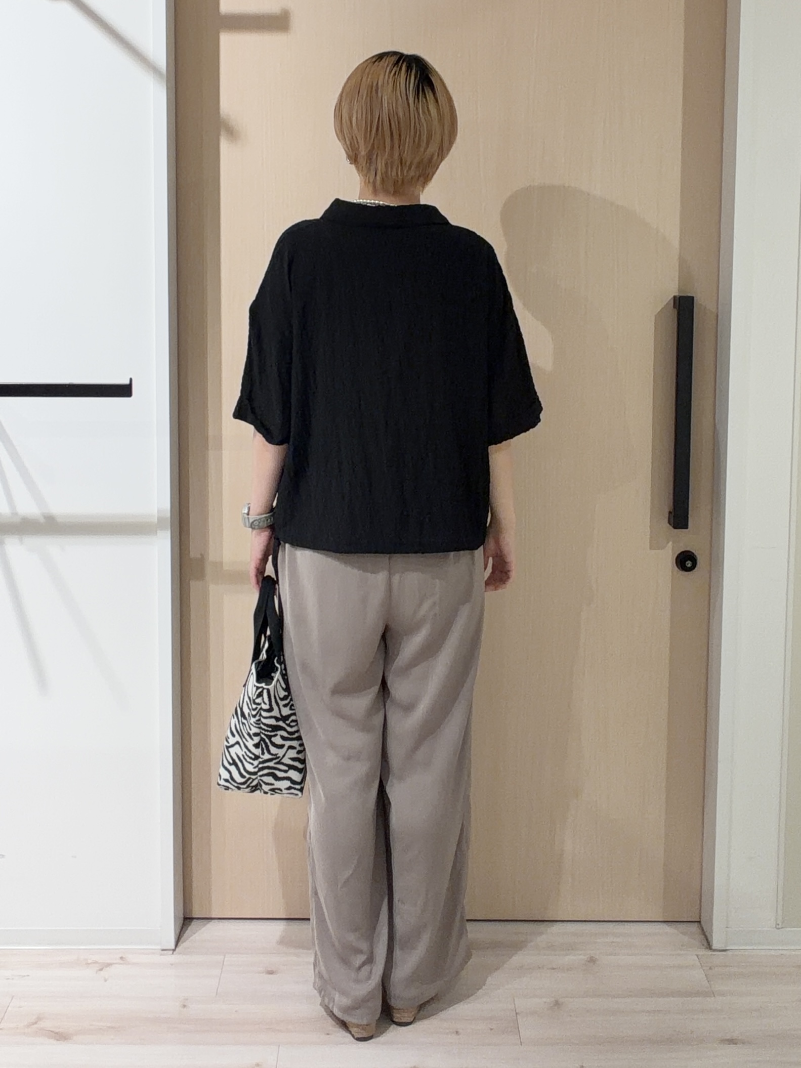 ひらしーさんの「SHOO･LA･RUE｜【S-LL/洗濯機可/体型カバー】さらさら シャーリングシフォン 裾ドロストシャツ」を使ったコーディネート