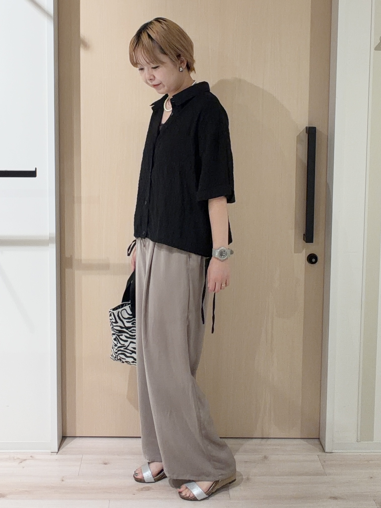 ひらしーさんの「SHOO･LA･RUE｜【S-LL/洗濯機可/体型カバー】さらさら シャーリングシフォン 裾ドロストシャツ」を使ったコーディネート