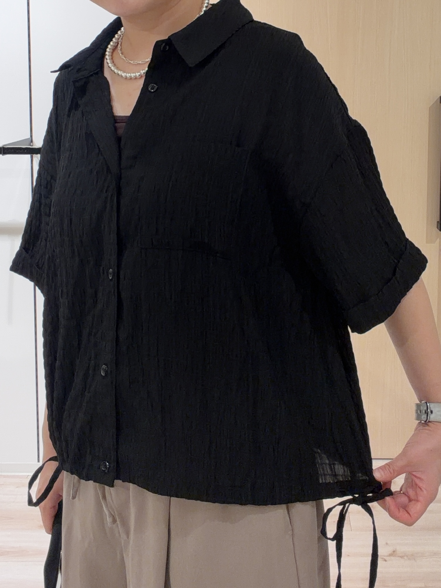ひらしーさんの「SHOO･LA･RUE｜【S-LL/洗濯機可/体型カバー】さらさら シャーリングシフォン 裾ドロストシャツ」を使ったコーディネート