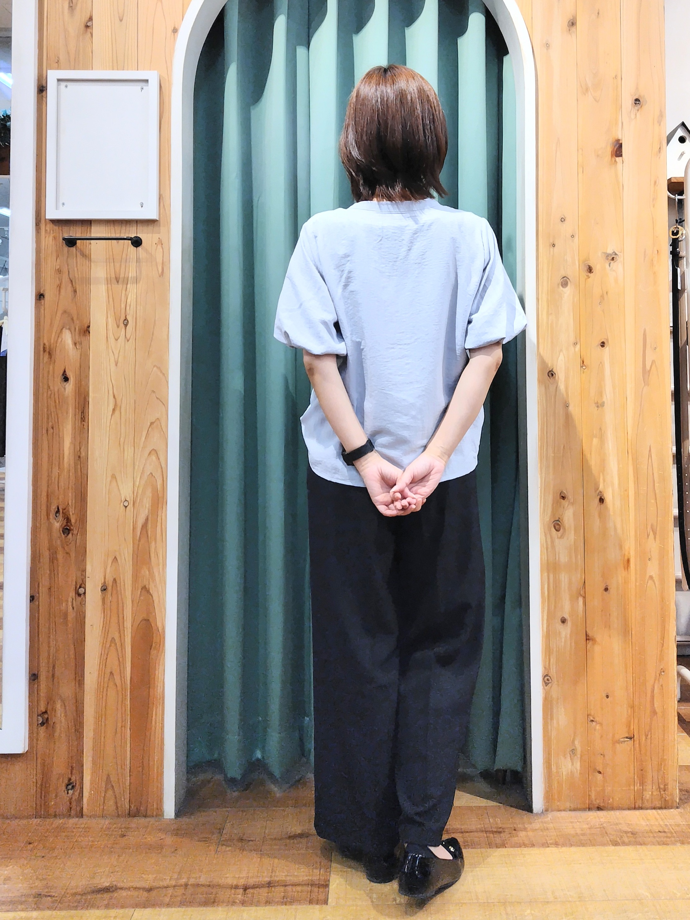 ショーコラさんの「SHOO･LA･RUE｜【洗濯機可】バルーンスリーブで二の腕カバー キーネック5分袖ブラウス」を使ったコーディネート