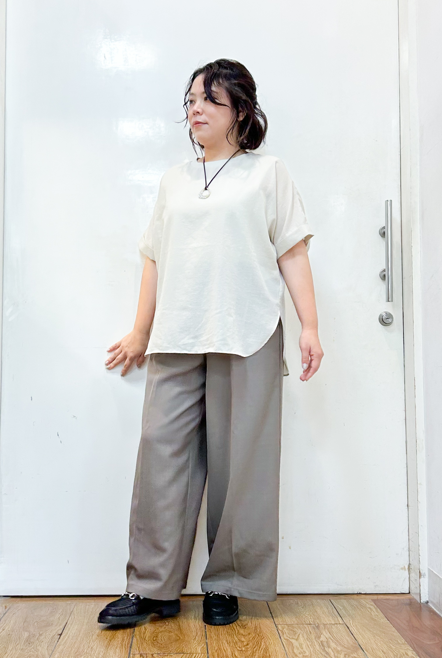 haruさんの「SHOO･LA･RUE｜【着丈選べる/体型カバー】洗濯後しわになりにくい さらっと快適ドルマントップス」を使ったコーディネート