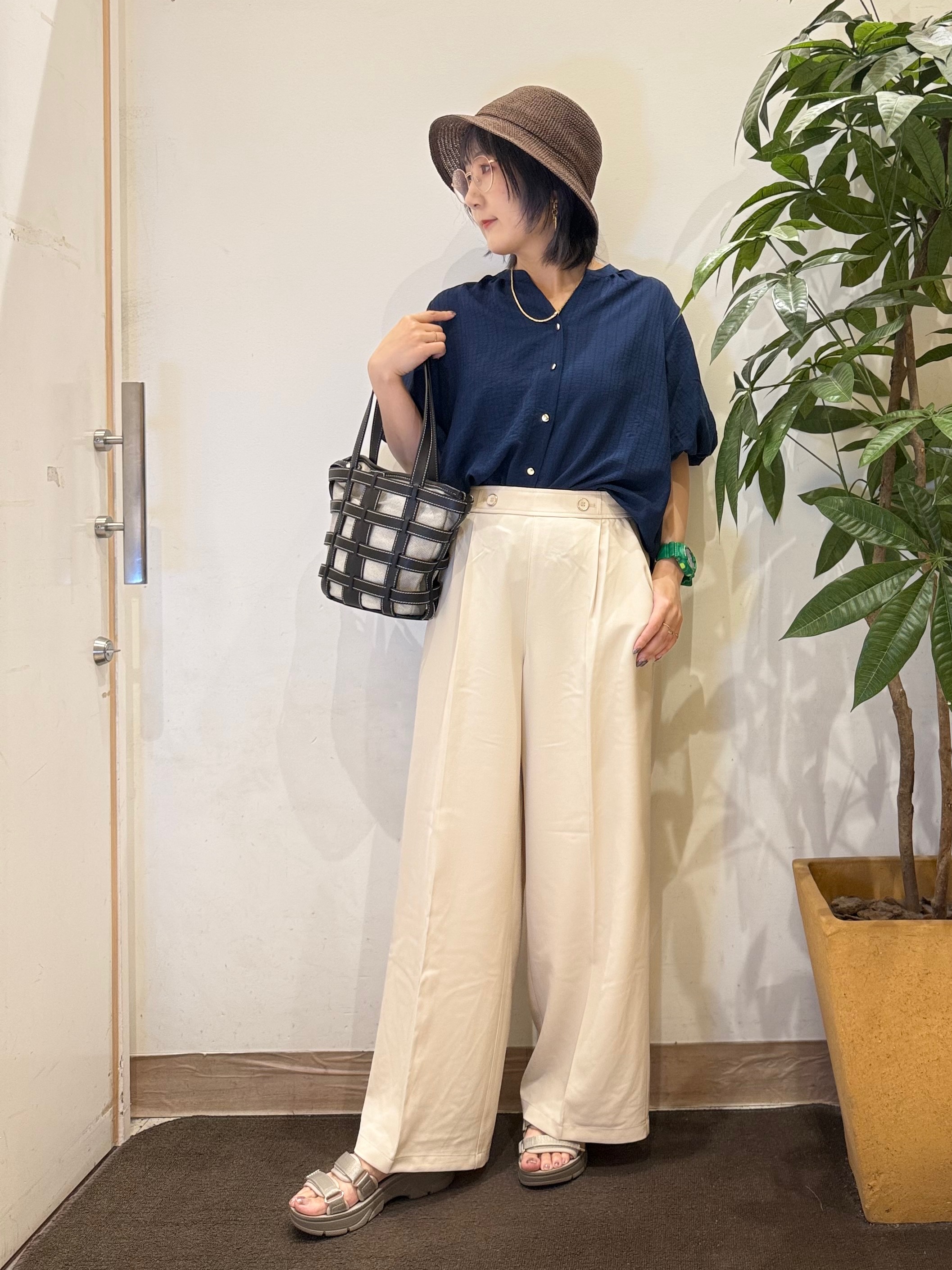 misakiさんの「SHOO･LA･RUE｜【洗濯機可】バルーンスリーブで二の腕カバー キーネック5分袖ブラウス」を使ったコーディネート
