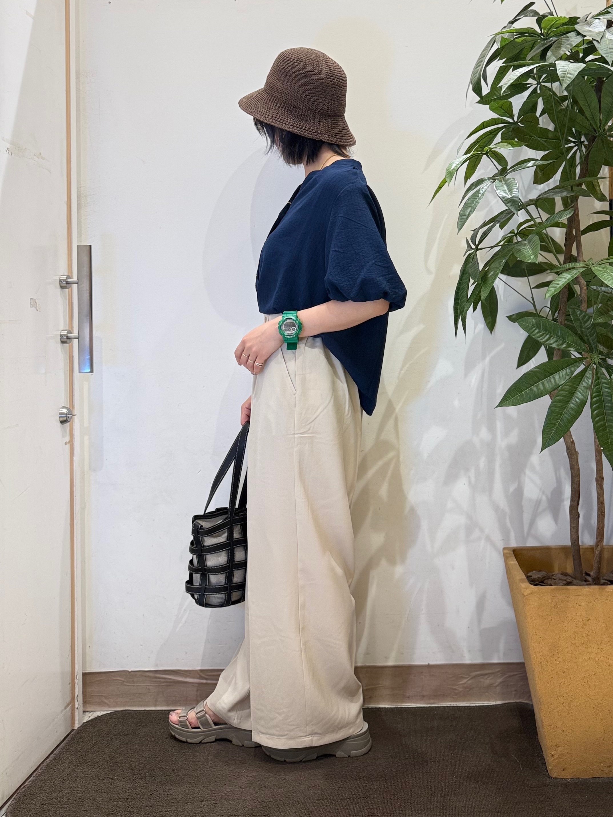 misakiさんの「SHOO･LA･RUE｜【洗濯機可】バルーンスリーブで二の腕カバー キーネック5分袖ブラウス」を使ったコーディネート