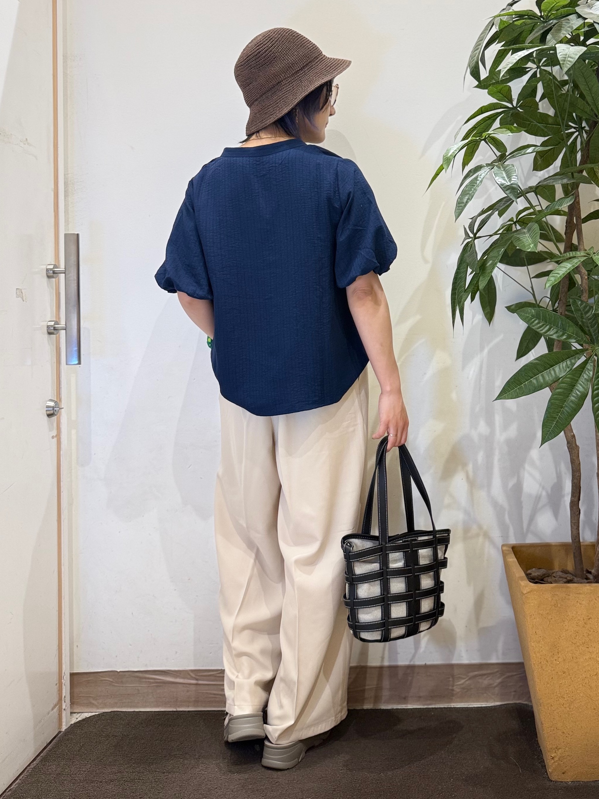 misakiさんの「SHOO･LA･RUE｜【洗濯機可】バルーンスリーブで二の腕カバー キーネック5分袖ブラウス」を使ったコーディネート
