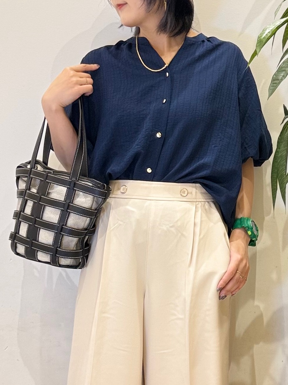 misakiさんの「SHOO･LA･RUE｜【洗濯機可】バルーンスリーブで二の腕カバー キーネック5分袖ブラウス」を使ったコーディネート