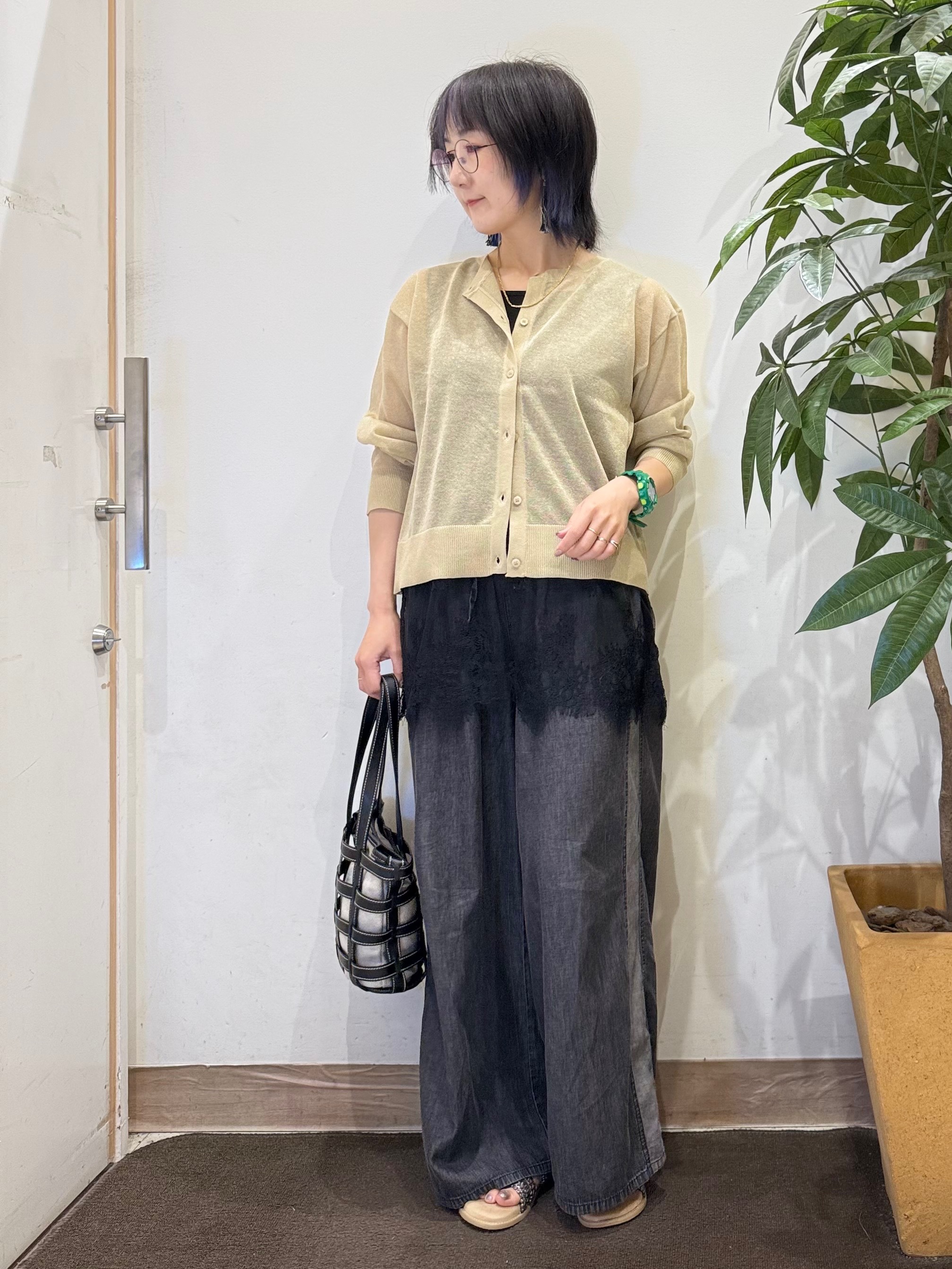 misakiさんの「SHOO･LA･RUE｜【通気性〇/洗濯機可/S-LL】シアーラメカーディガン」を使ったコーディネート