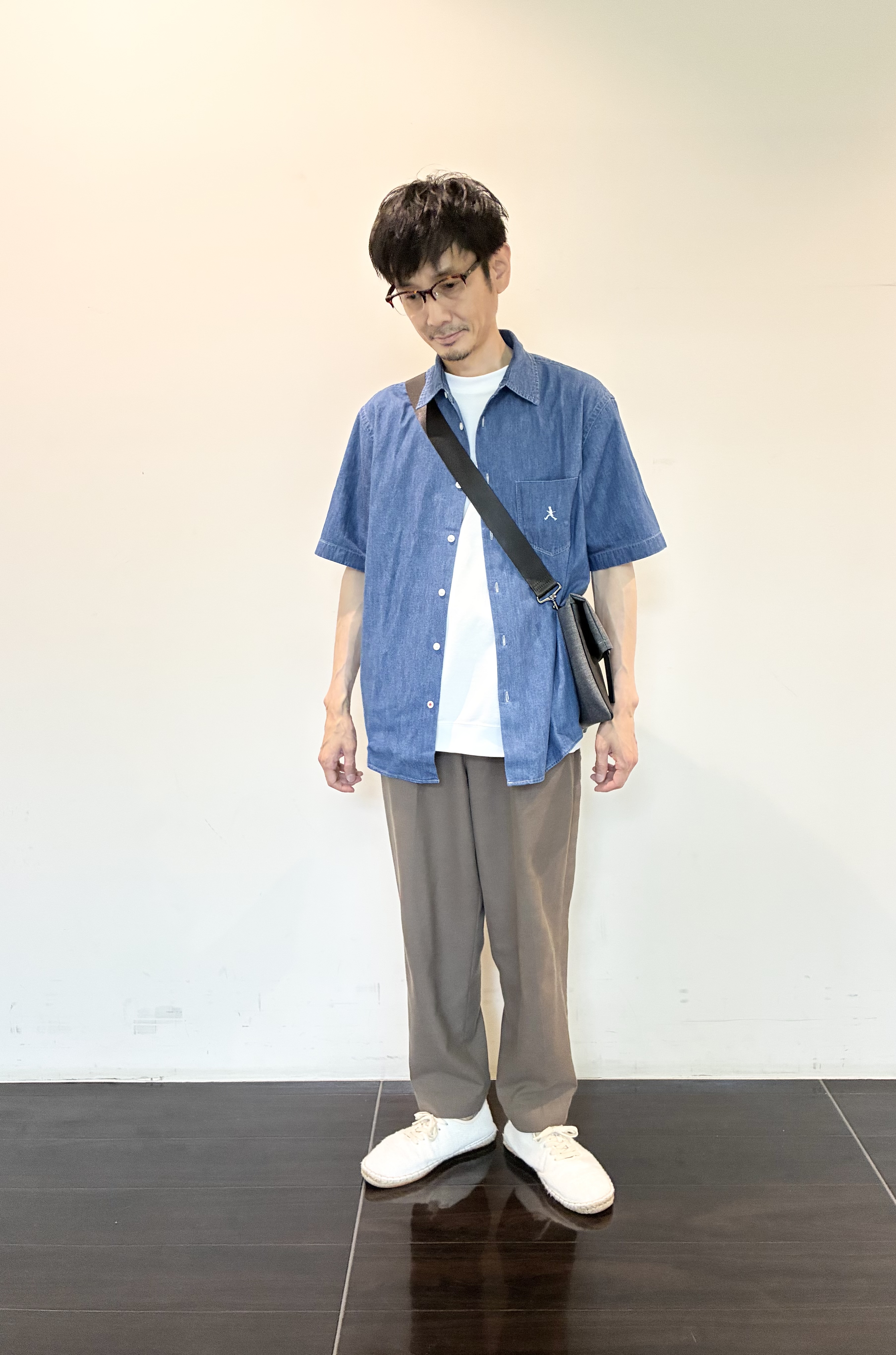 ハセガワさんの「TAKEO KIKUCHI｜【BOWLER HAT LABEL】ボーラーハットウォーカー刺繍 半袖デニムシャツ」を使ったコーディネート
