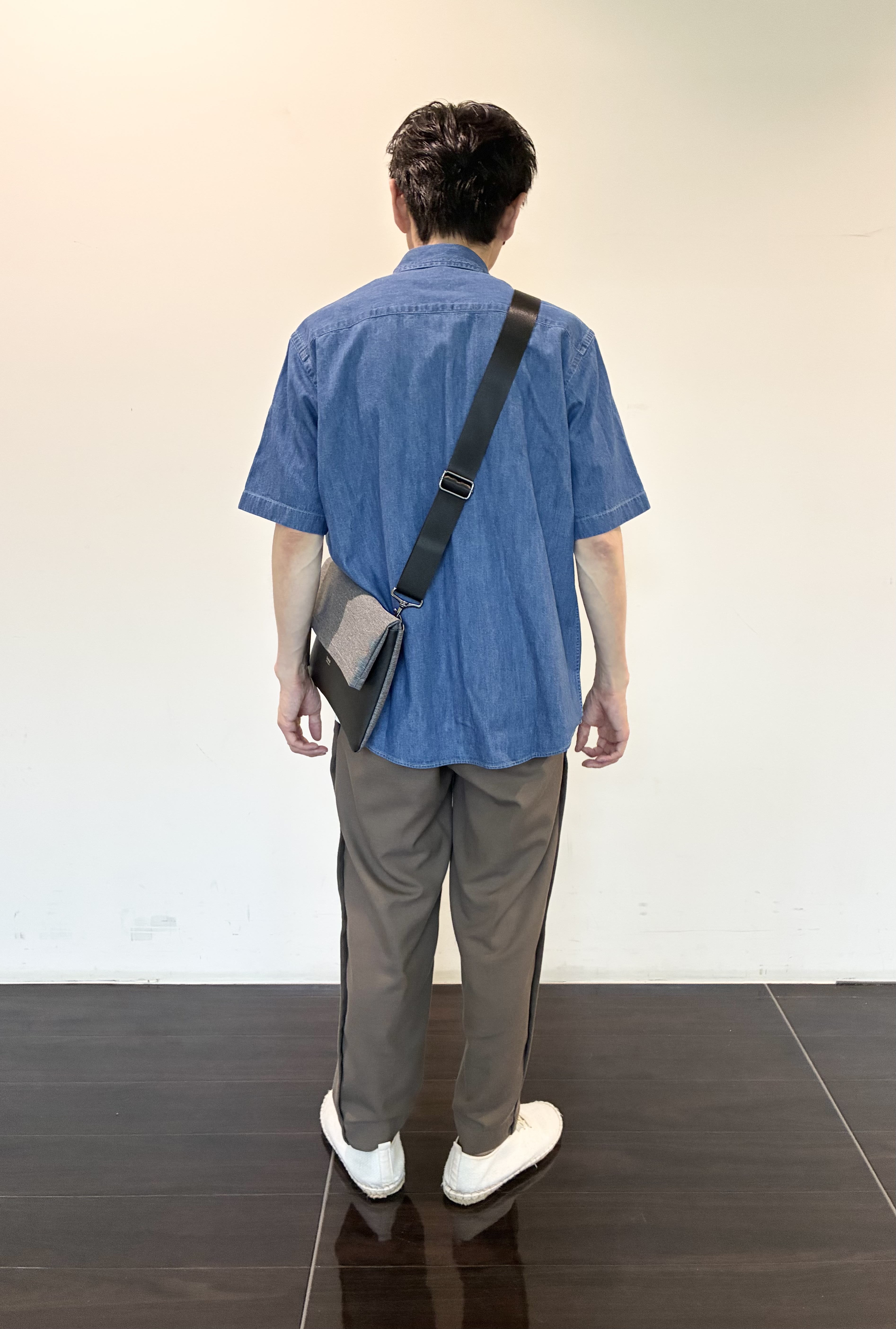 ハセガワさんの「TAKEO KIKUCHI｜【BOWLER HAT LABEL】ボーラーハットウォーカー刺繍 半袖デニムシャツ」を使ったコーディネート