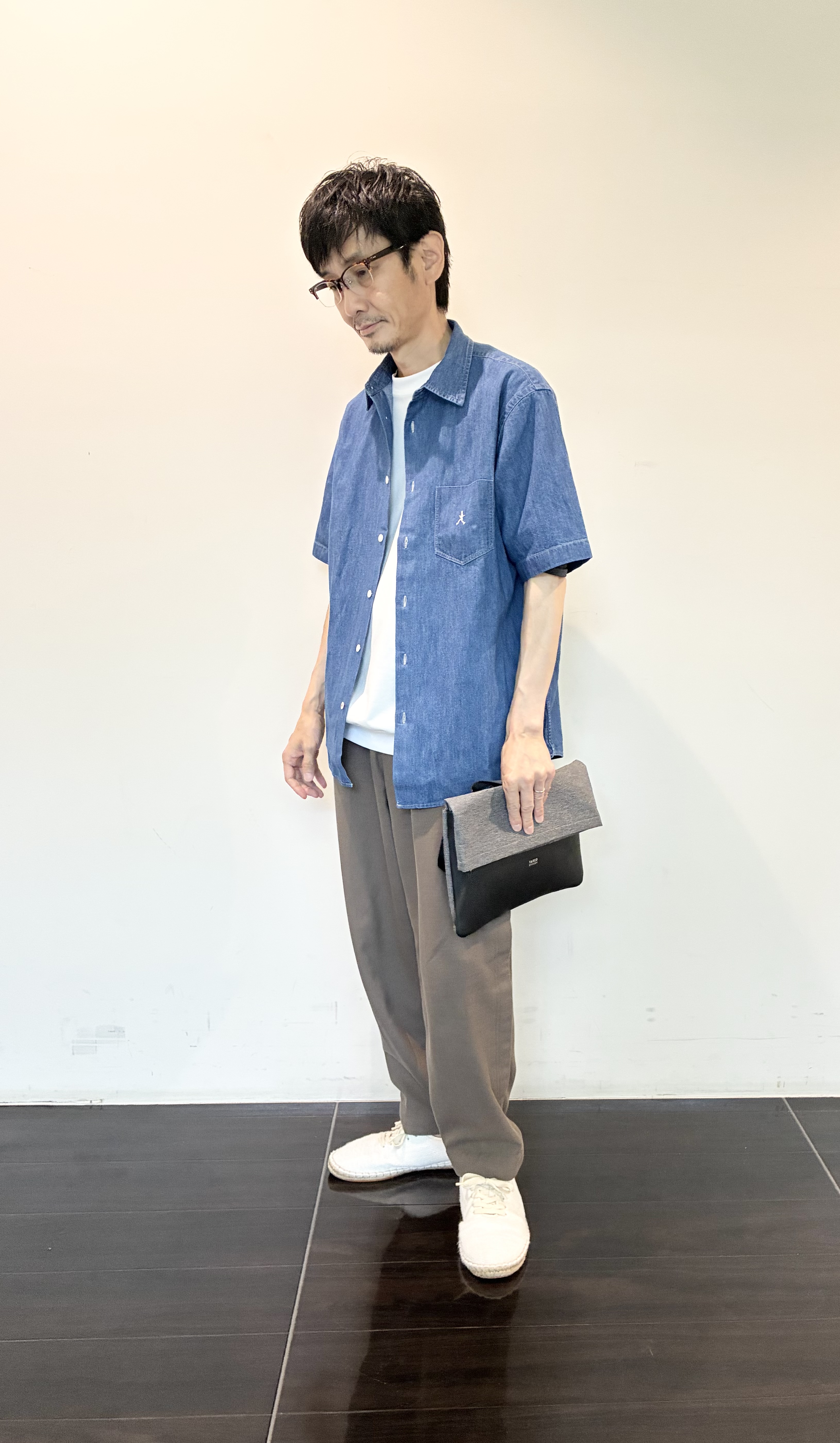 ハセガワさんの「TAKEO KIKUCHI｜【BOWLER HAT LABEL】ボーラーハットウォーカー刺繍 半袖デニムシャツ」を使ったコーディネート