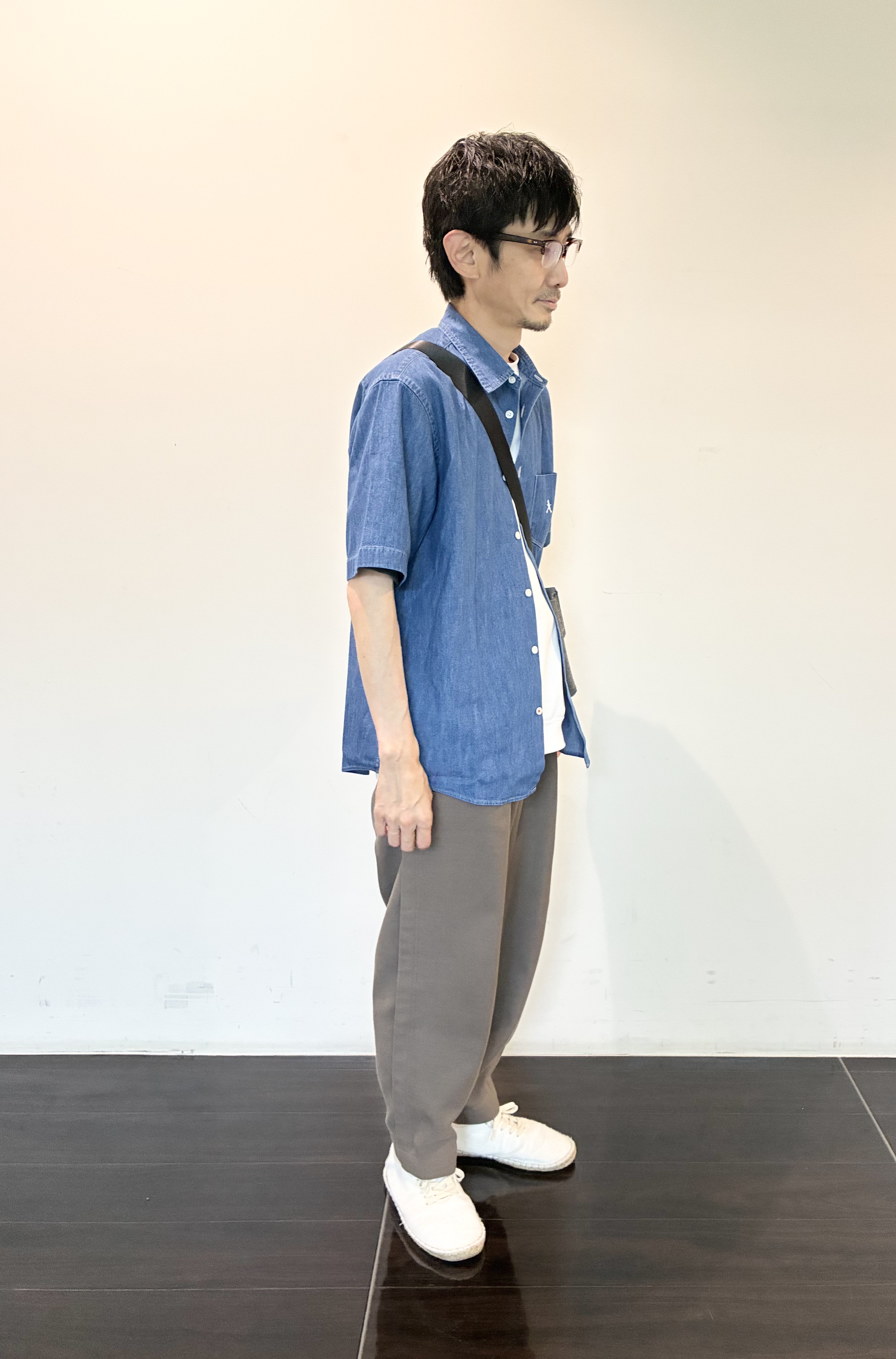 ハセガワさんの「TAKEO KIKUCHI｜【BOWLER HAT LABEL】ボーラーハットウォーカー刺繍 半袖デニムシャツ」を使ったコーディネート