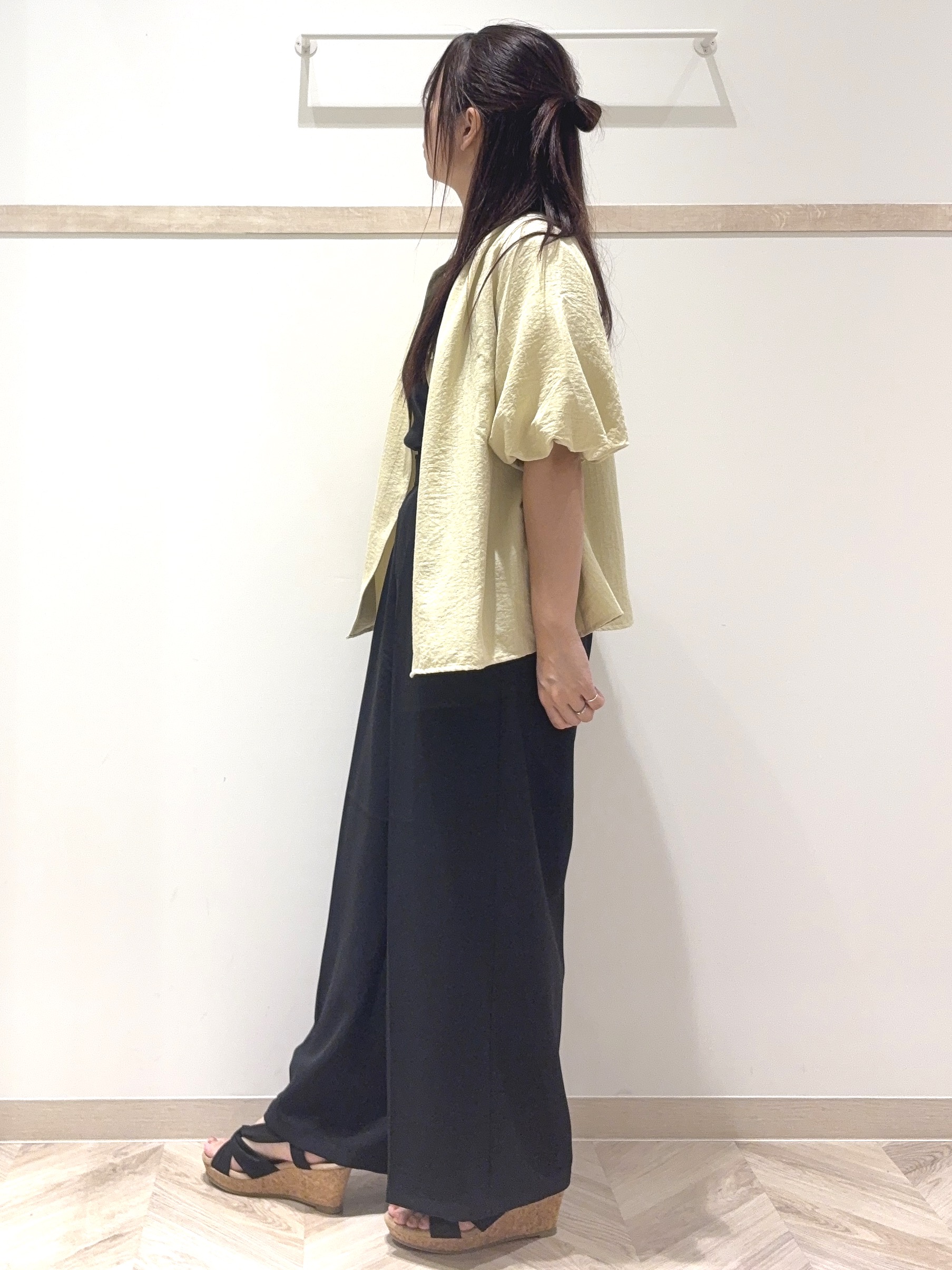 nanaさんの「SHOO･LA･RUE｜【洗濯機可】バルーンスリーブで二の腕カバー キーネック5分袖ブラウス」を使ったコーディネート