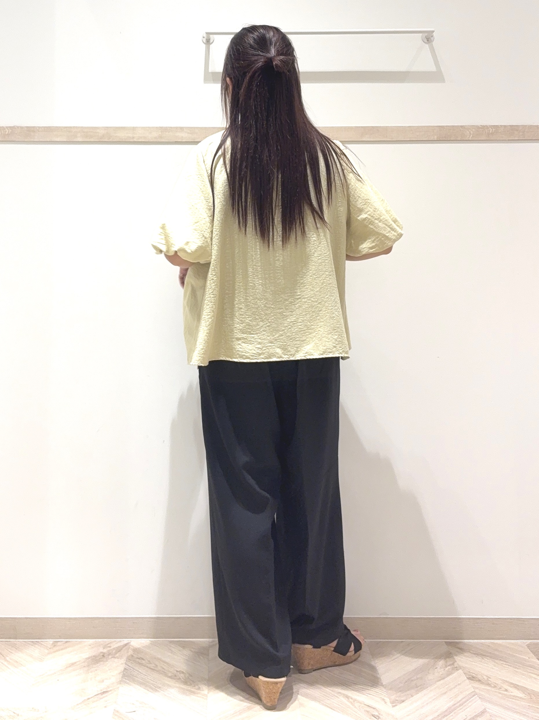 nanaさんの「SHOO･LA･RUE｜【洗濯機可】バルーンスリーブで二の腕カバー キーネック5分袖ブラウス」を使ったコーディネート