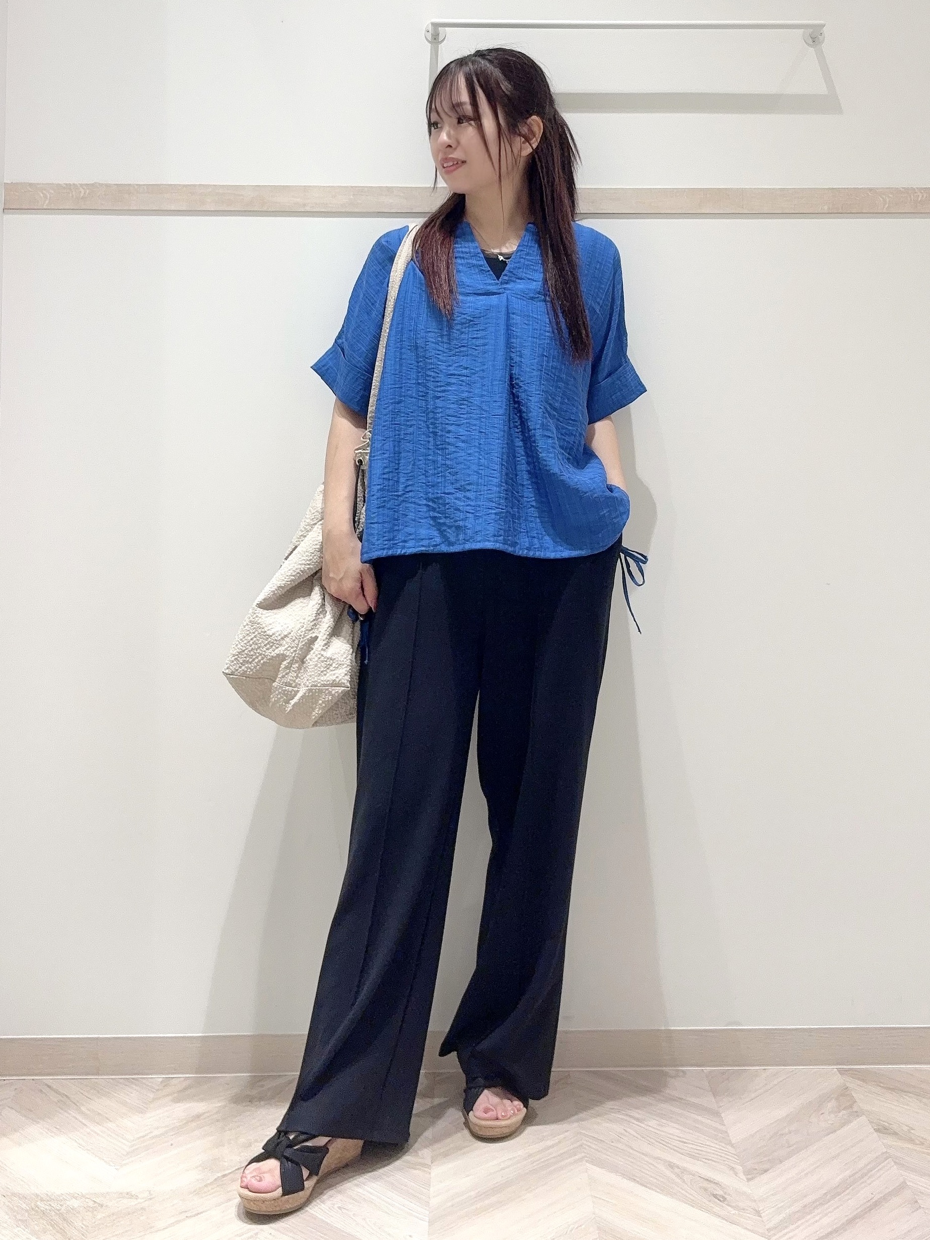 nanaさんの「SHOO･LA･RUE｜【高レビュー/体型カバー】インせず着られる スキッパー裾リボンブラウス」を使ったコーディネート
