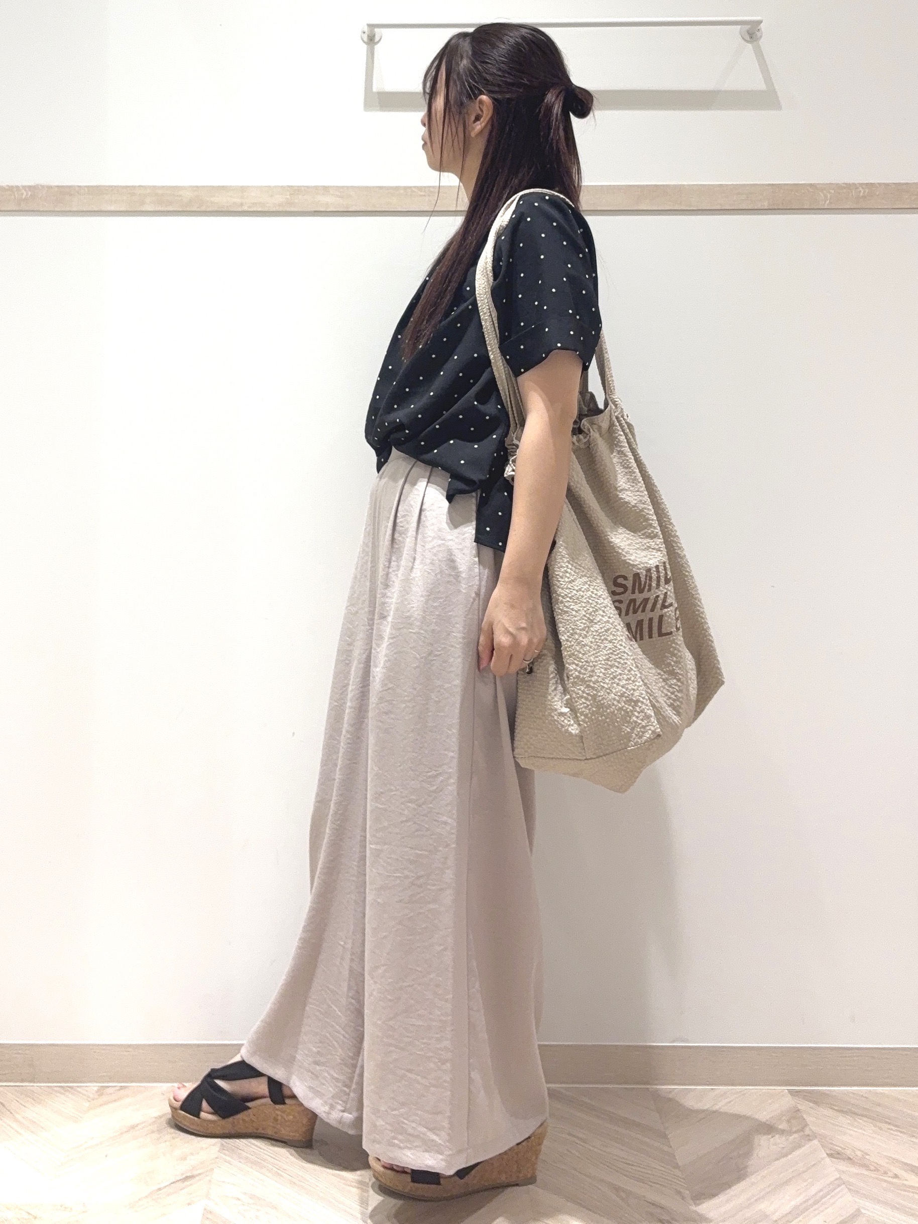 nanaさんの「SHOO･LA･RUE｜【通勤/S-LL/洗濯機可】ゴールドパーツがアクセント アクセサリーいらずのドット柄ブラウス」を使ったコーディネート