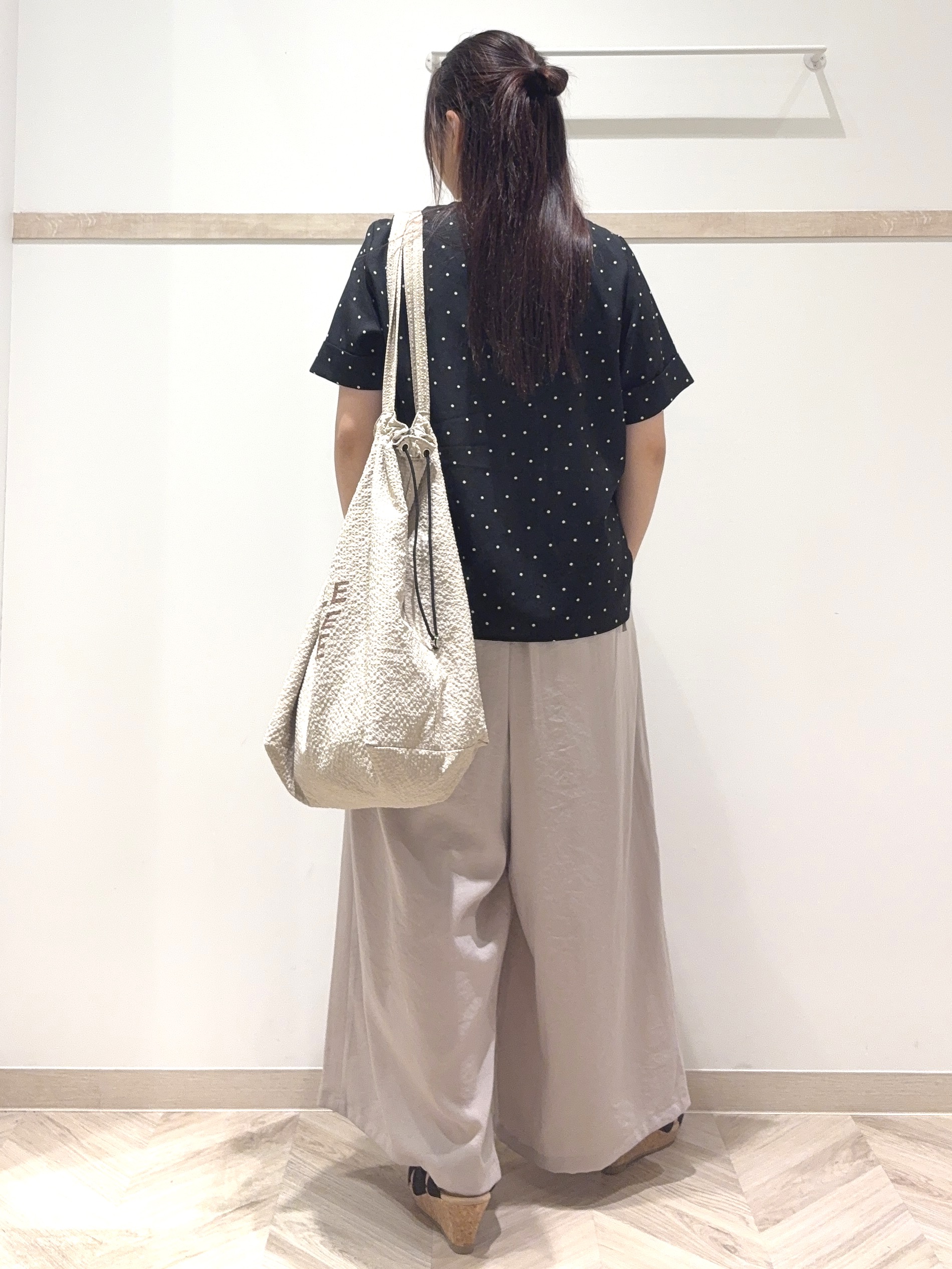 nanaさんの「SHOO･LA･RUE｜【通勤/S-LL/洗濯機可】ゴールドパーツがアクセント アクセサリーいらずのドット柄ブラウス」を使ったコーディネート