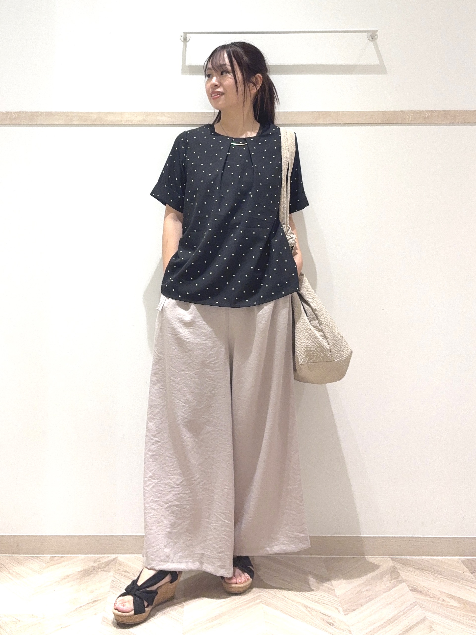 nanaさんの「SHOO･LA･RUE｜【通勤/S-LL/洗濯機可】ゴールドパーツがアクセント アクセサリーいらずのドット柄ブラウス」を使ったコーディネート