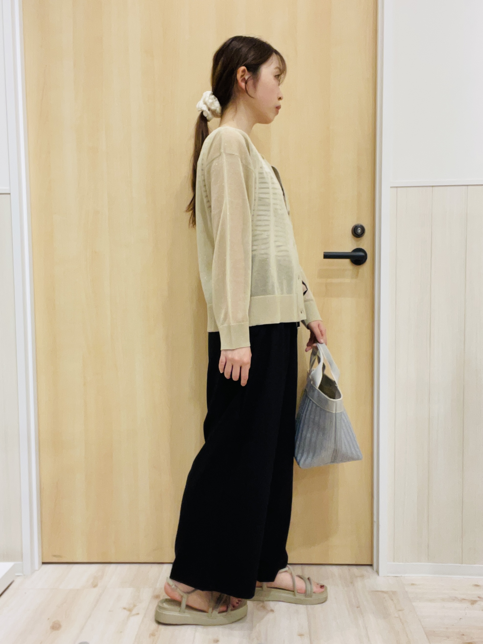 minamiさんの「SHOO･LA･RUE｜【通気性〇/洗濯機可/S-LL】シアーラメカーディガン」を使ったコーディネート