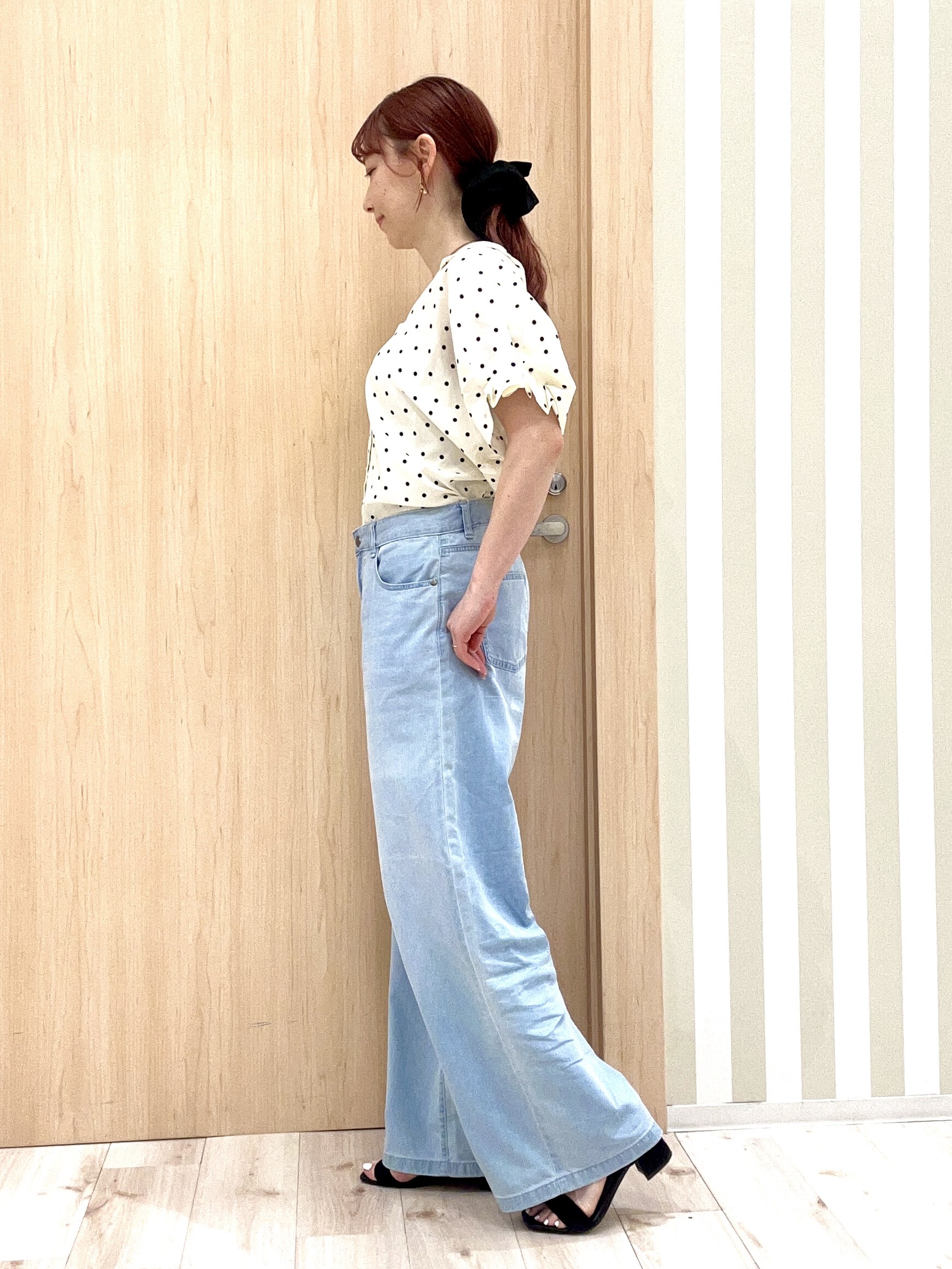 ririさんの「SHOO･LA･RUE｜【洗濯機可／洗濯後しわになりにくい】大人の甘さをプラスする ドット柄袖タックブラウス」を使ったコーディネート
