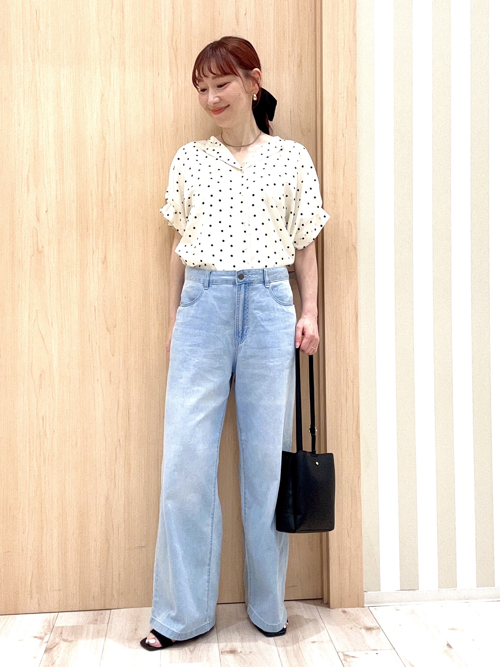 ririさんの「SHOO･LA･RUE｜【洗濯機可／洗濯後しわになりにくい】大人の甘さをプラスする ドット柄袖タックブラウス」を使ったコーディネート