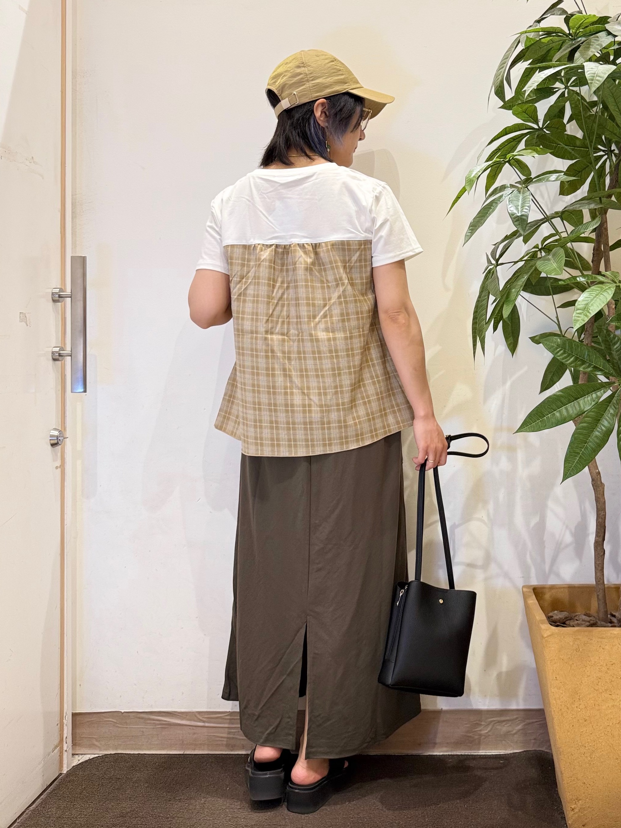 misakiさんの「SHOO･LA･RUE｜【S-LL/洗濯機可/体型カバー】インせずサマ見え ビスチェ風異素材ドッキングTシャツ」を使ったコーディネート