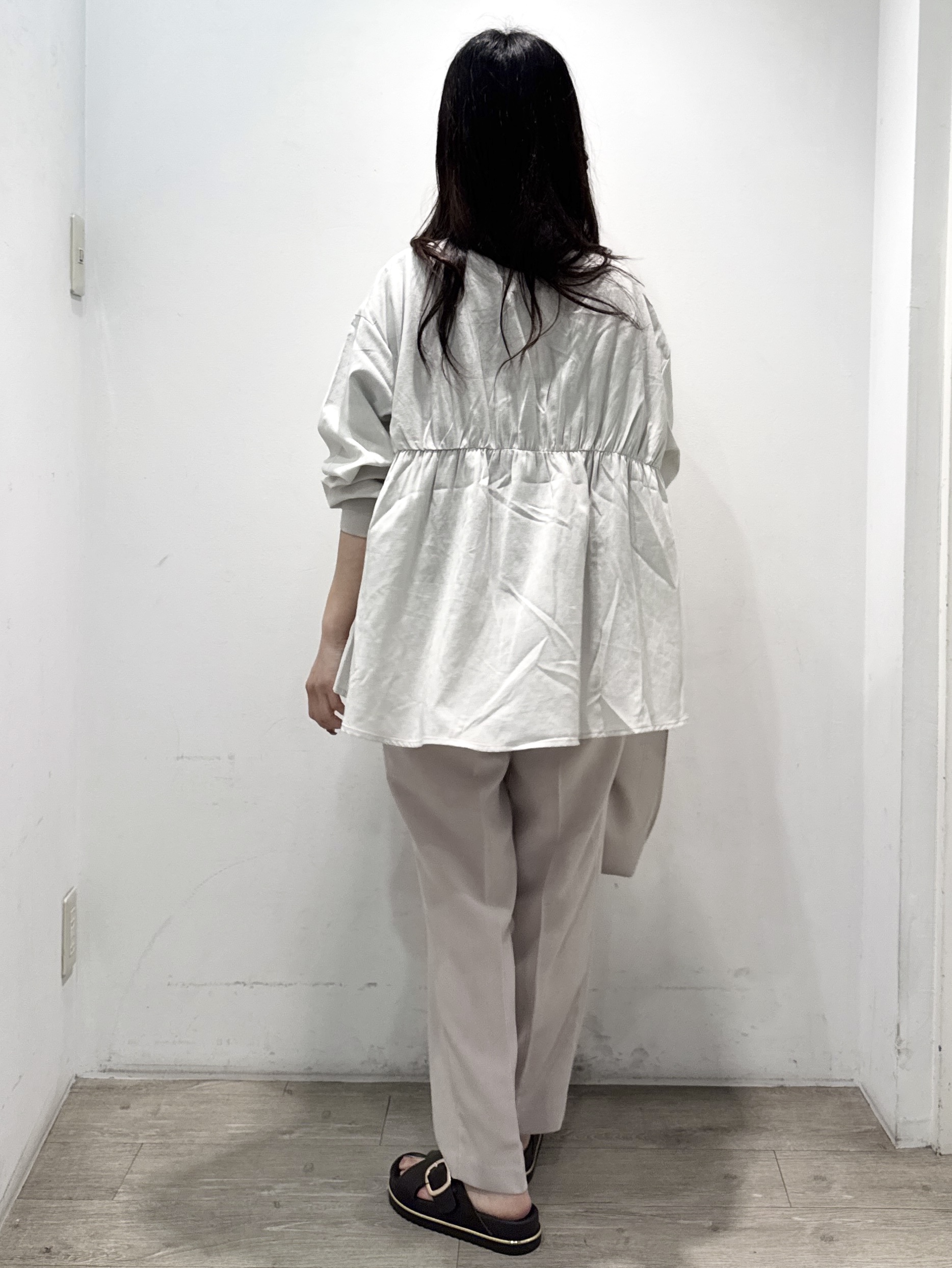 yuicciさんの「OPAQUE.CLIP｜ブラウス風Vネックカーディガン【洗濯機OK】」を使ったコーディネート
