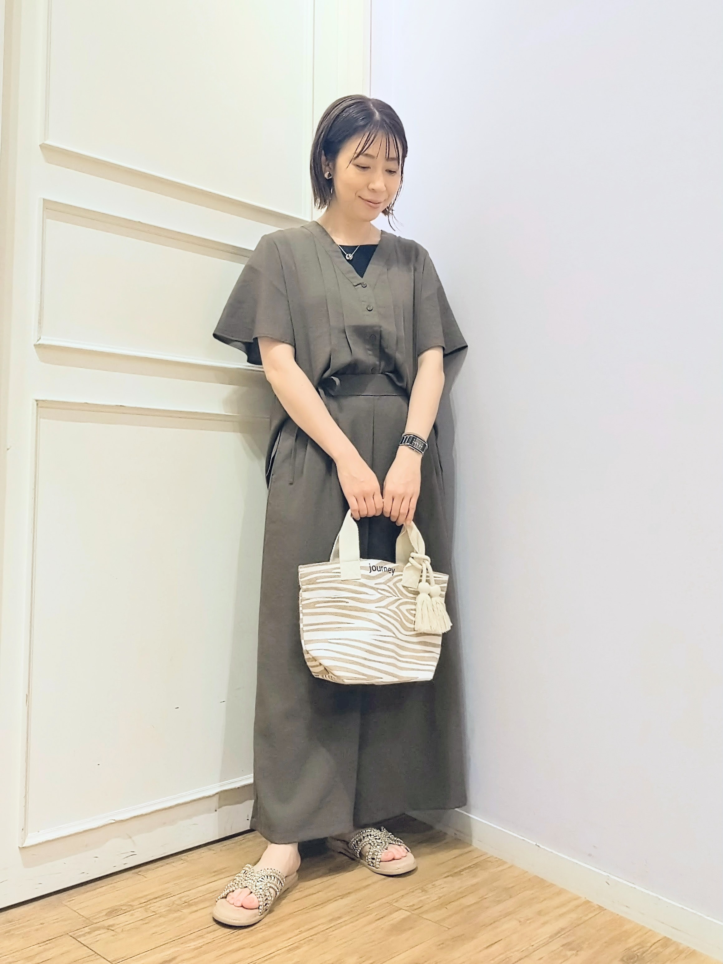miomioさんの「SHOO･LA･RUE｜【セットアップ可/洗濯機可】サラっと着られる 麻調Ⅴネックタックブラウス」を使ったコーディネート