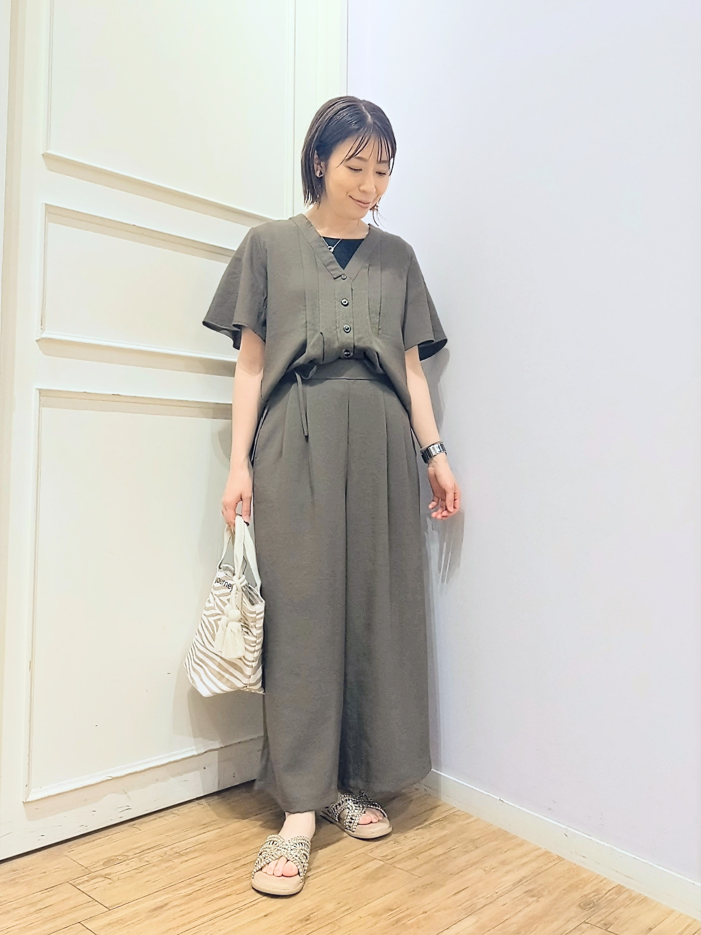 miomioさんの「SHOO･LA･RUE｜【セットアップ可/洗濯機可】サラっと着られる 麻調Ⅴネックタックブラウス」を使ったコーディネート