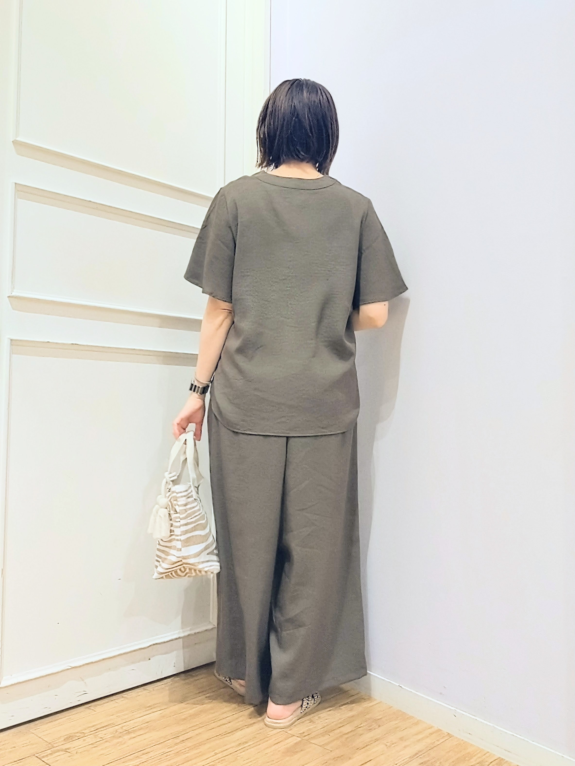 miomioさんの「SHOO･LA･RUE｜【セットアップ可/洗濯機可】サラっと着られる 麻調Ⅴネックタックブラウス」を使ったコーディネート