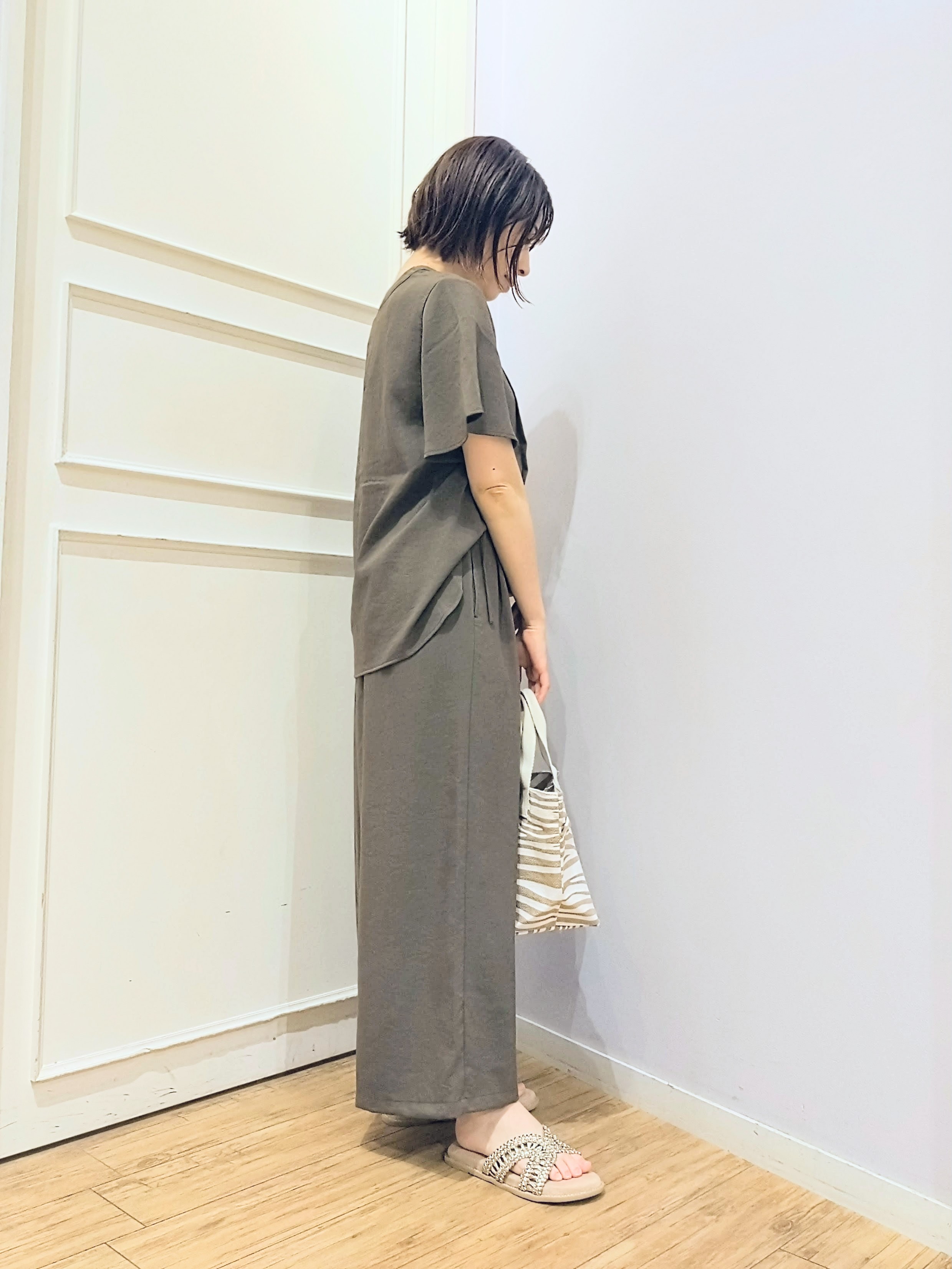 miomioさんの「SHOO･LA･RUE｜【セットアップ可/洗濯機可】サラっと着られる 麻調Ⅴネックタックブラウス」を使ったコーディネート