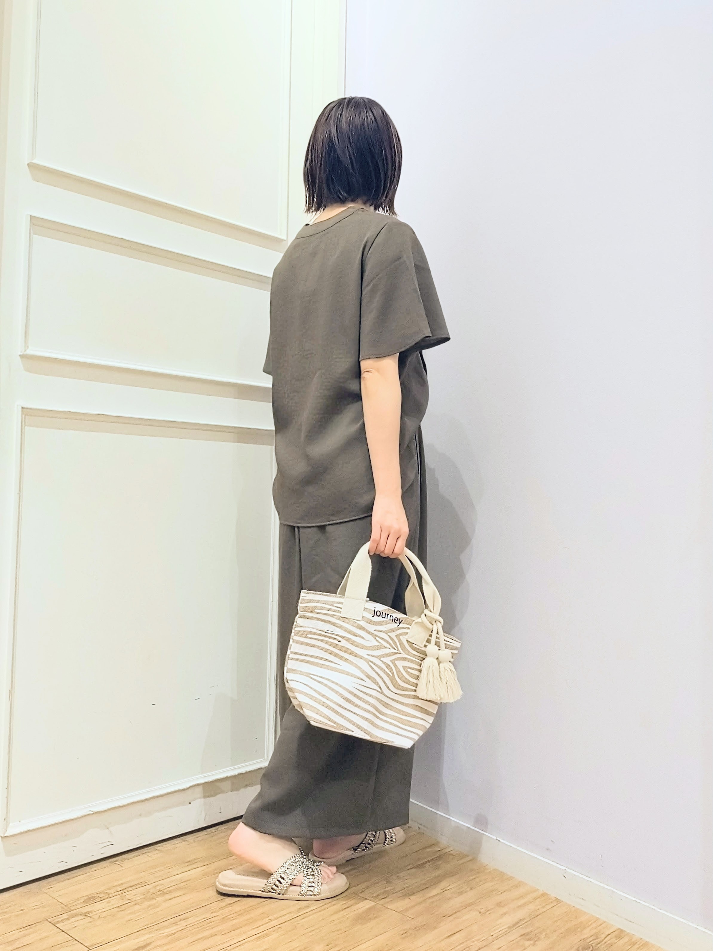 miomioさんの「SHOO･LA･RUE｜【セットアップ可/洗濯機可】サラっと着られる 麻調Ⅴネックタックブラウス」を使ったコーディネート