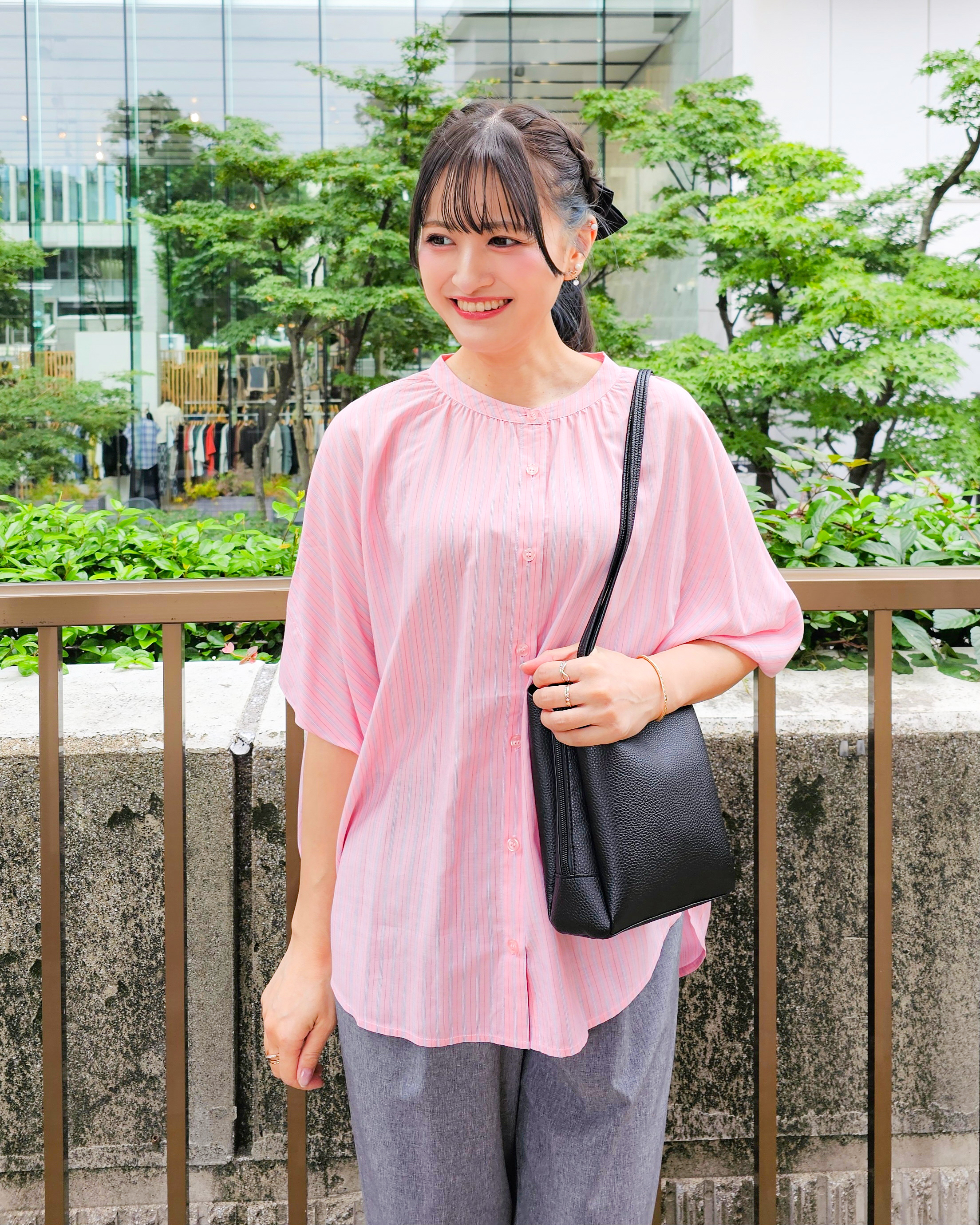 ゆゆさんの「SHOO･LA･RUE｜【洗濯機可/体型カバー】二の腕隠れる ゆるっとドルマンバンドカラーシャツ」を使ったコーディネート
