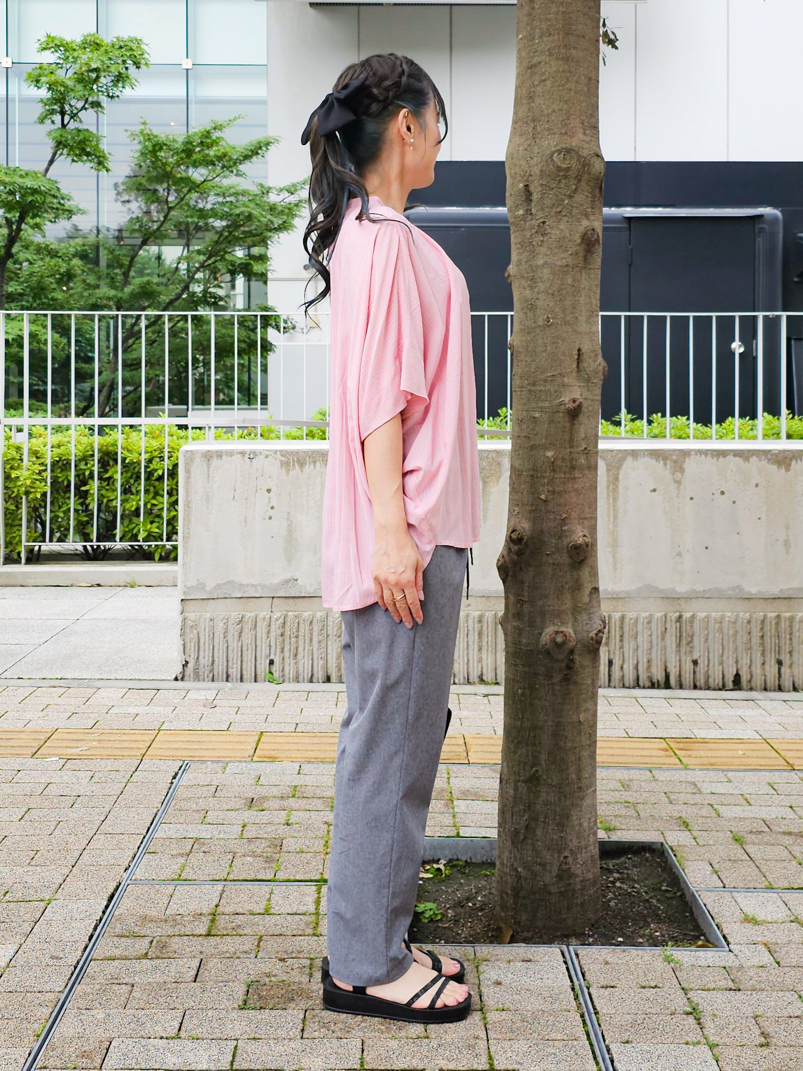 ゆゆさんの「SHOO･LA･RUE｜【洗濯機可/体型カバー】二の腕隠れる ゆるっとドルマンバンドカラーシャツ」を使ったコーディネート