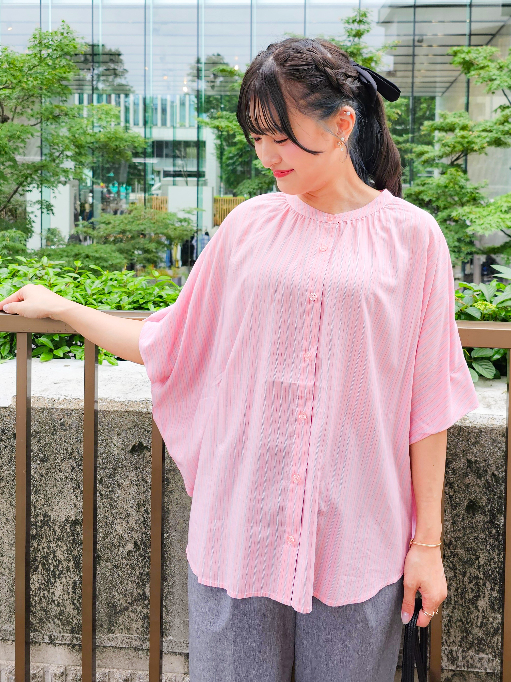 ゆゆさんの「SHOO･LA･RUE｜【洗濯機可/体型カバー】二の腕隠れる ゆるっとドルマンバンドカラーシャツ」を使ったコーディネート