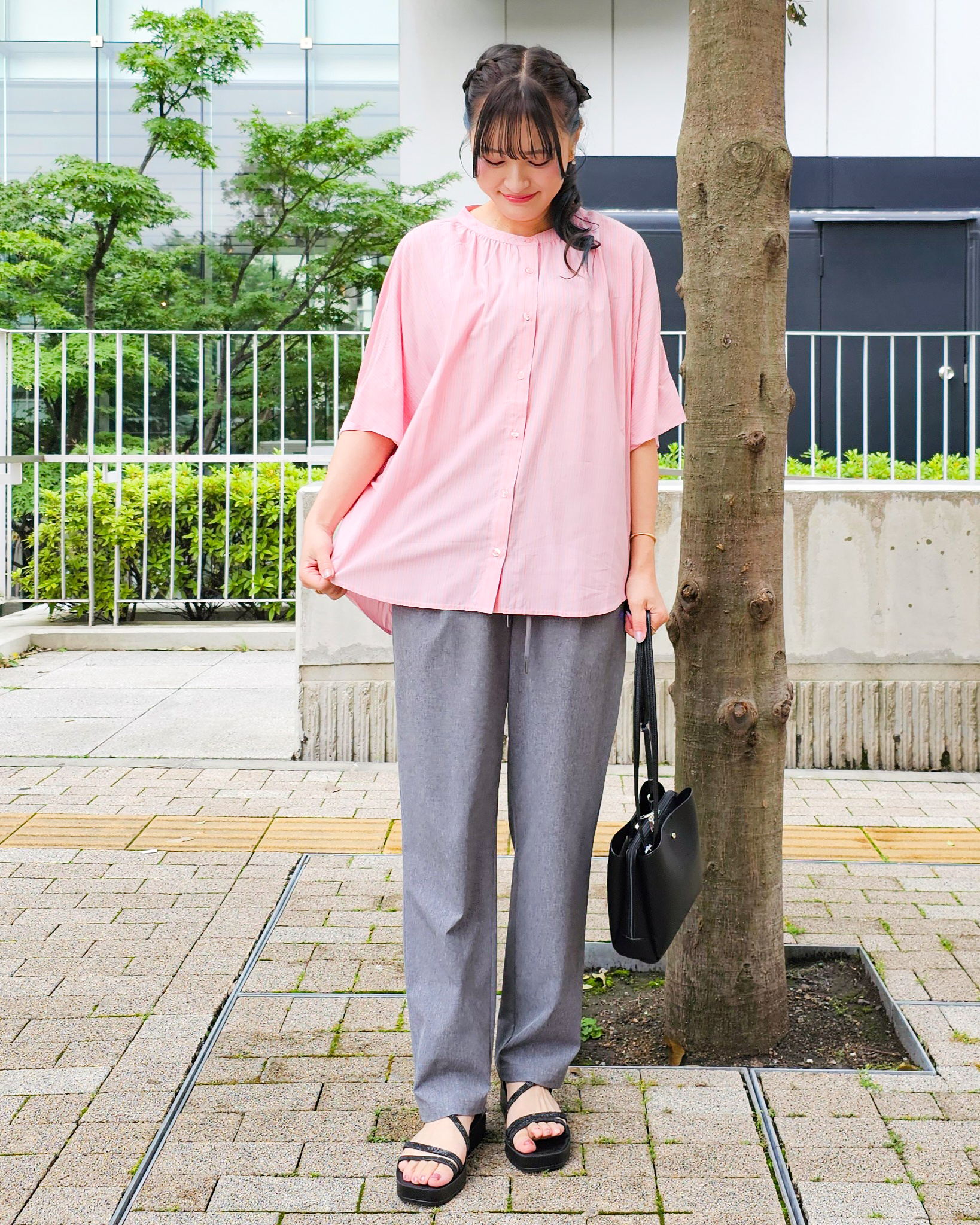 ゆゆさんの「SHOO･LA･RUE｜【洗濯機可/体型カバー】二の腕隠れる ゆるっとドルマンバンドカラーシャツ」を使ったコーディネート