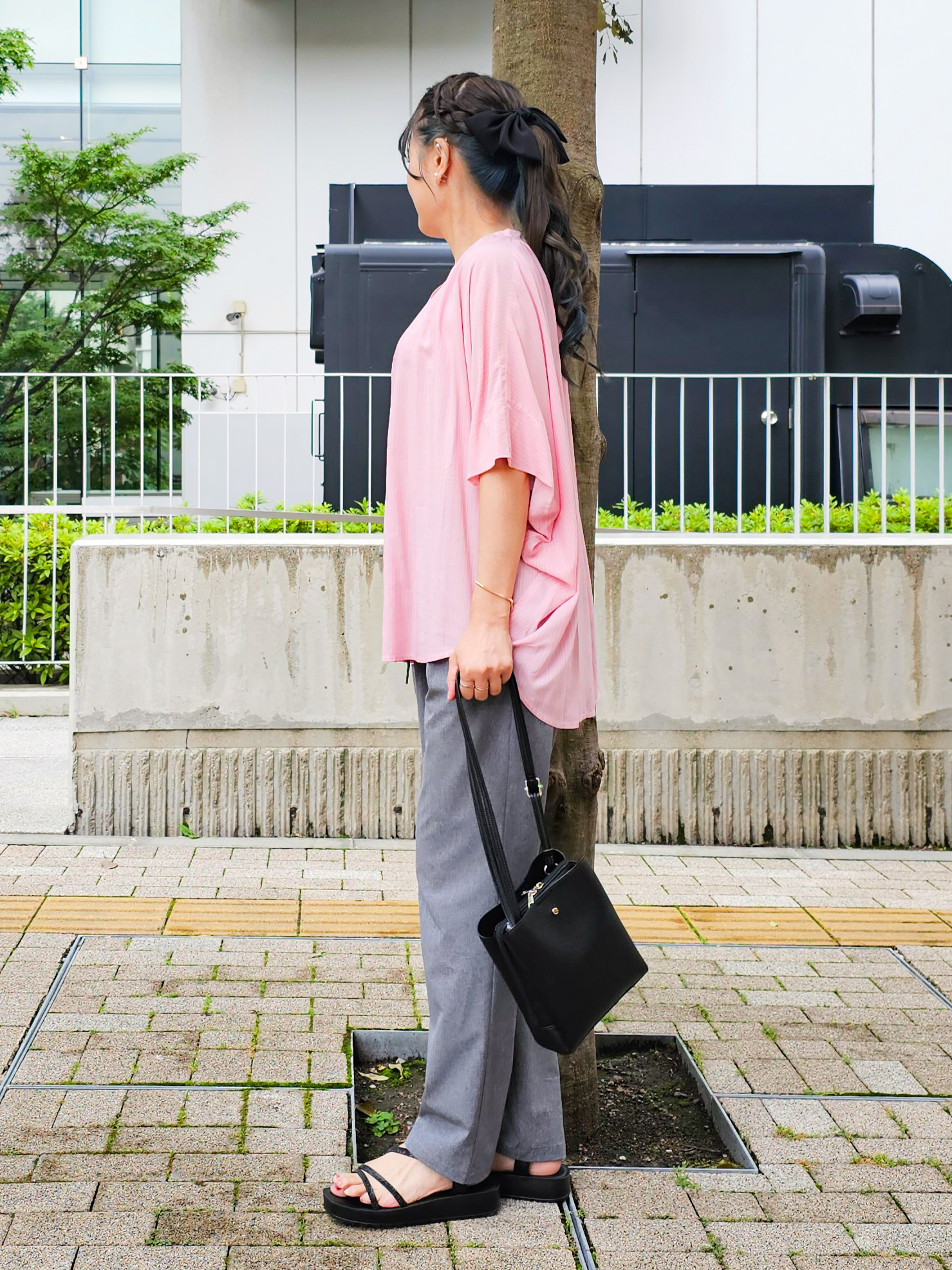 ゆゆさんの「SHOO･LA･RUE｜【洗濯機可/体型カバー】二の腕隠れる ゆるっとドルマンバンドカラーシャツ」を使ったコーディネート