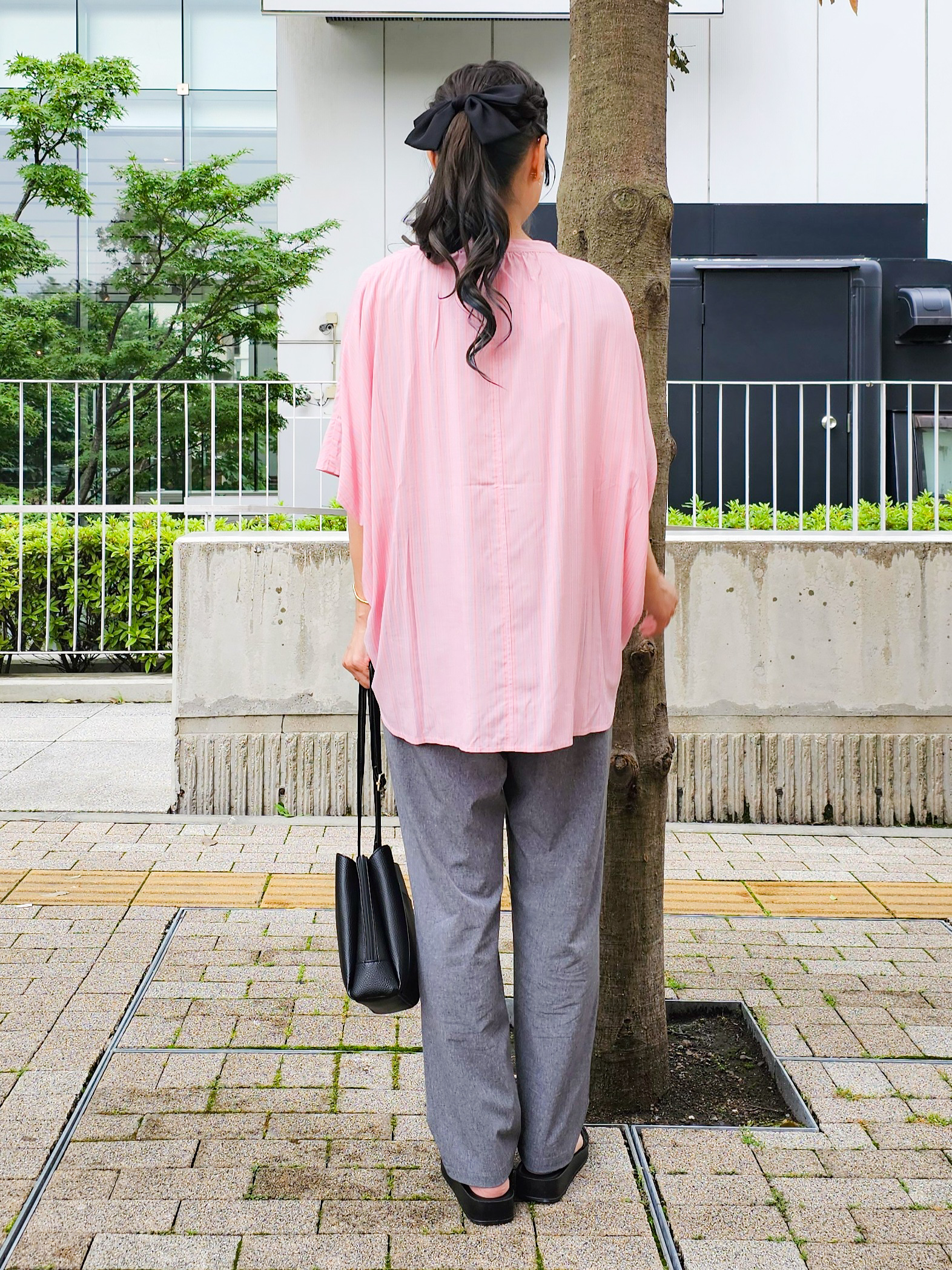ゆゆさんの「SHOO･LA･RUE｜【洗濯機可/体型カバー】二の腕隠れる ゆるっとドルマンバンドカラーシャツ」を使ったコーディネート