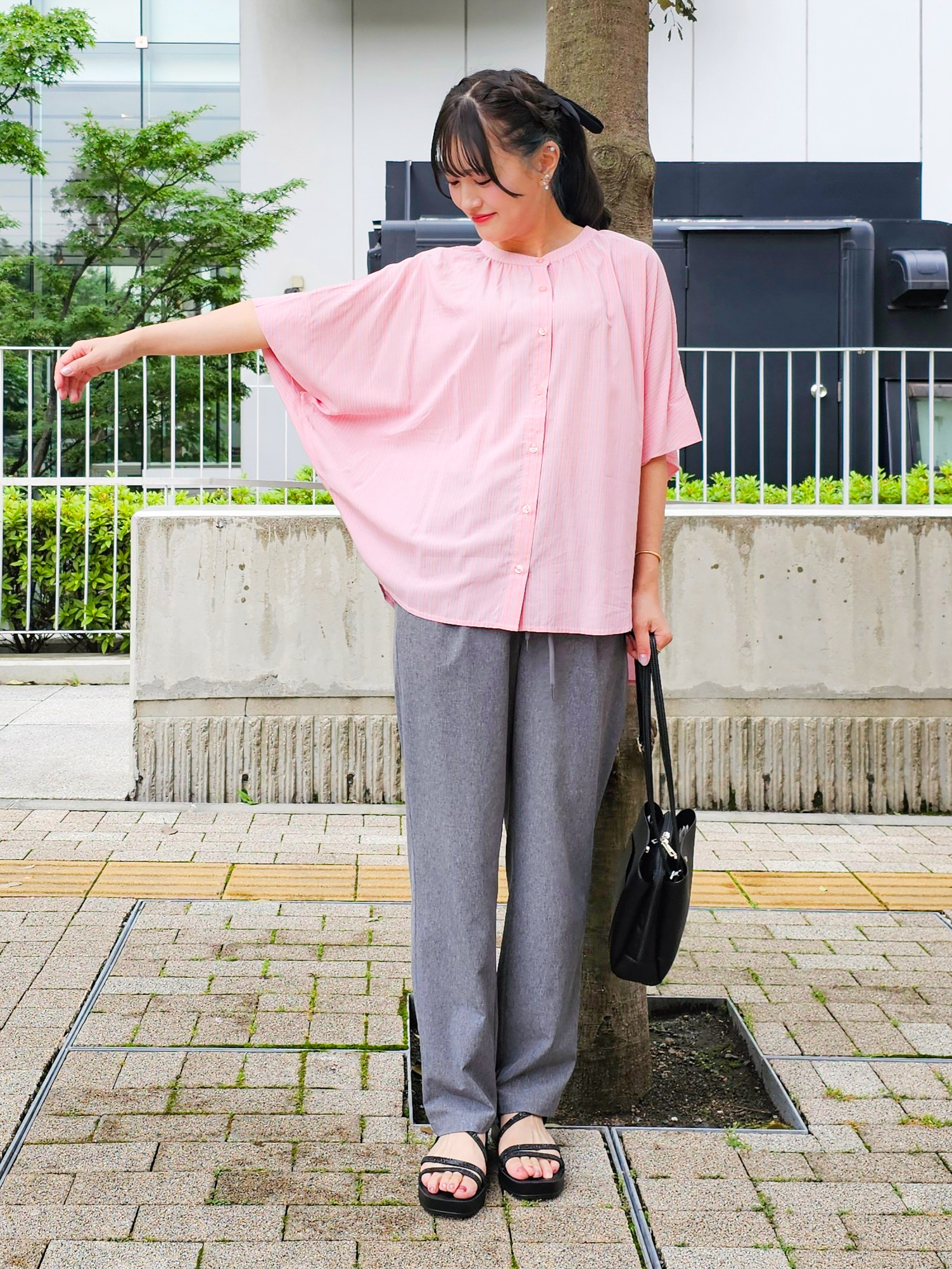 ゆゆさんの「SHOO･LA･RUE｜【洗濯機可/体型カバー】二の腕隠れる ゆるっとドルマンバンドカラーシャツ」を使ったコーディネート