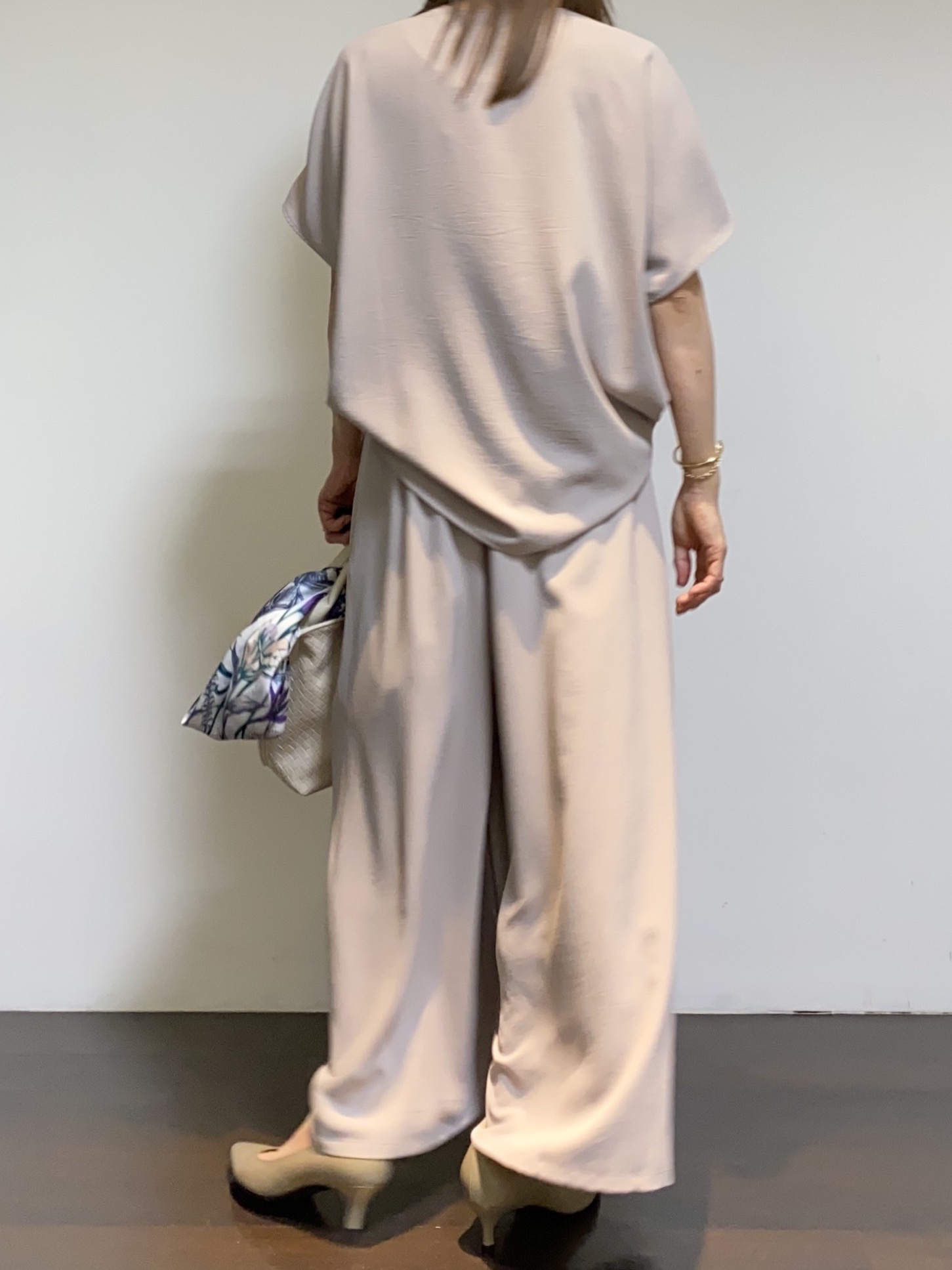 tomoさんの「UNTITLED｜【UV/接触冷感/セットアップ可】リラクシーキーVネックブラウス」を使ったコーディネート