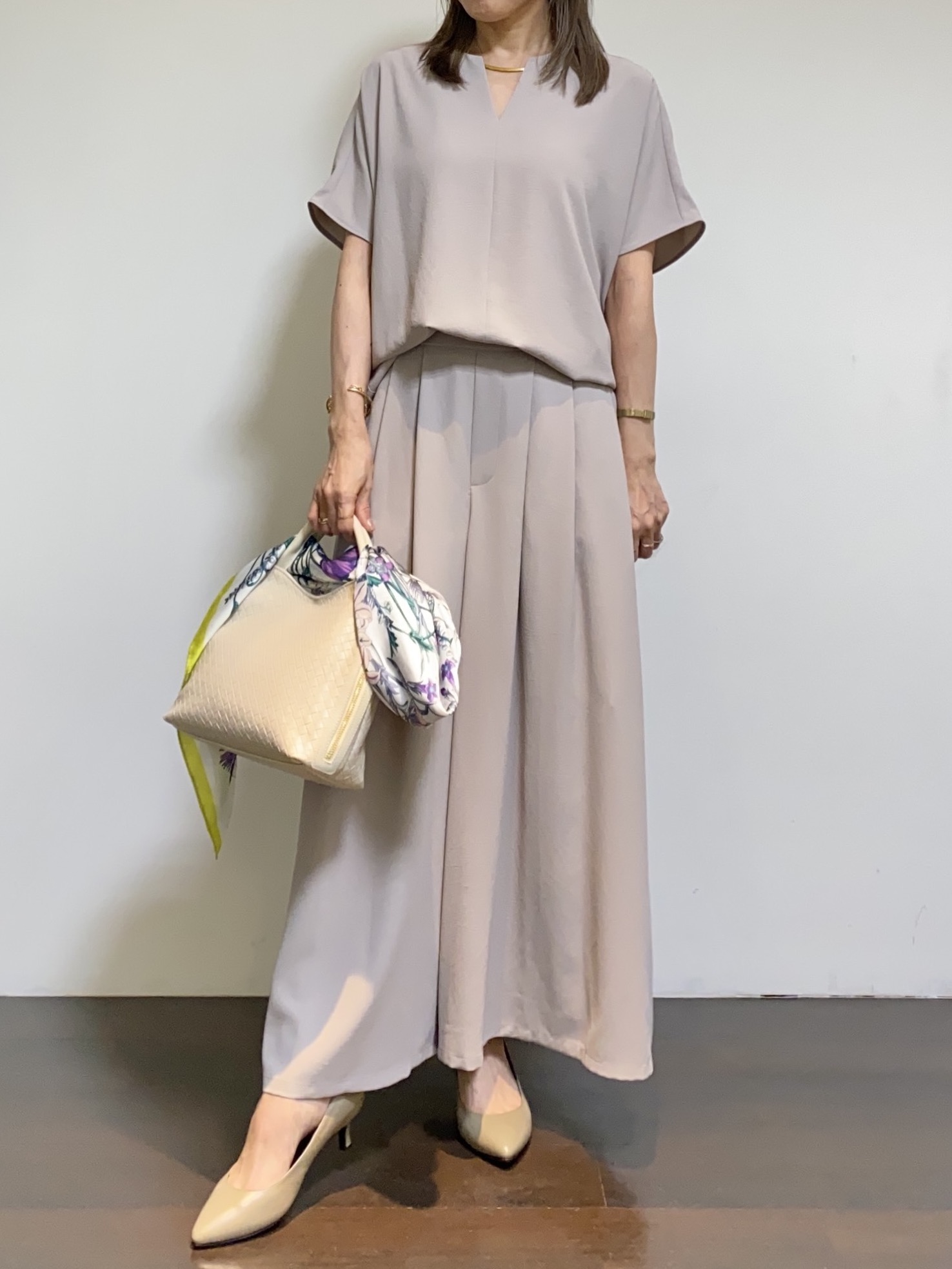 tomoさんの「UNTITLED｜【UV/接触冷感/セットアップ可】リラクシーキーVネックブラウス」を使ったコーディネート