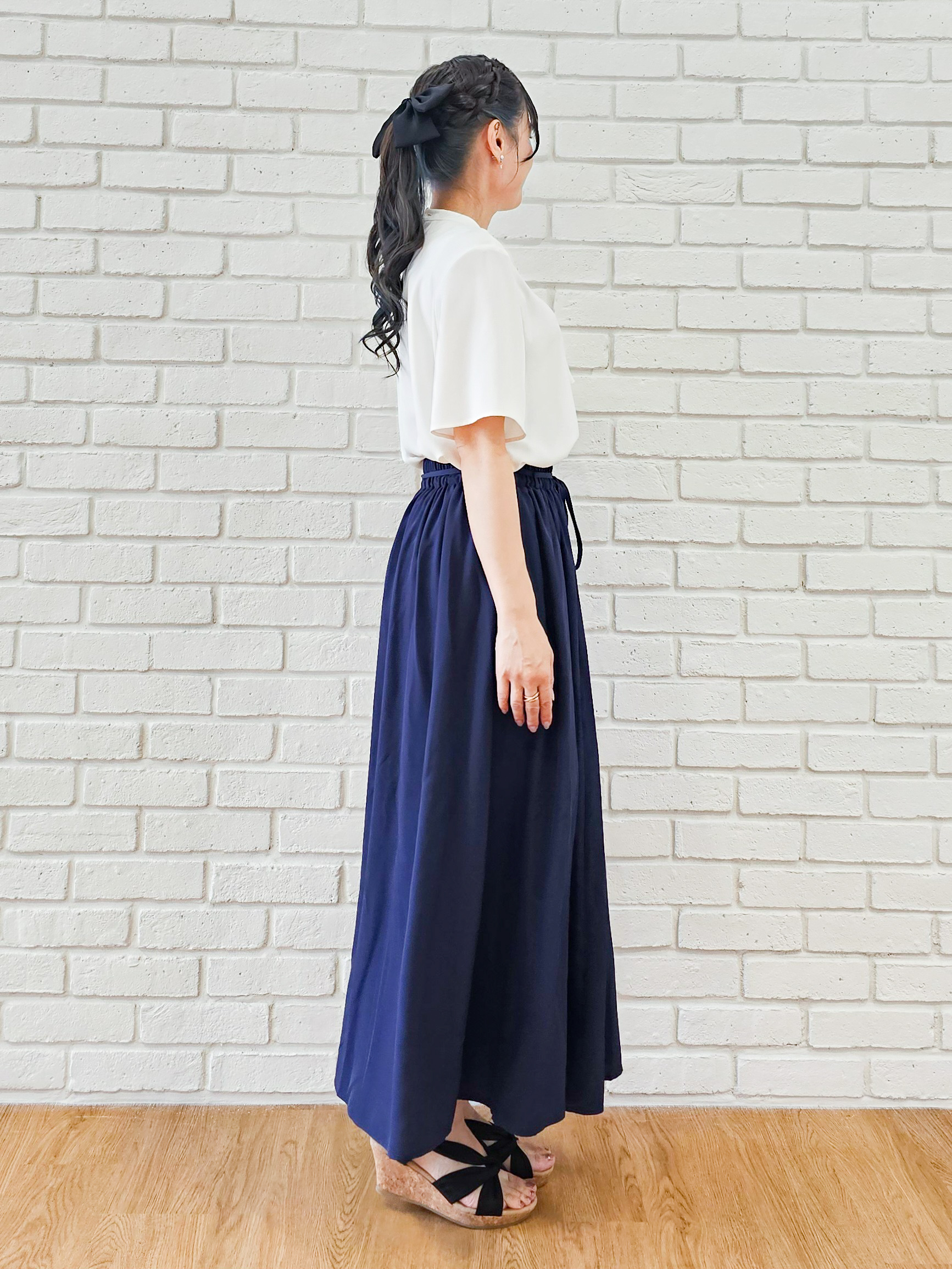 ゆゆさんの「SHOO･LA･RUE｜【洗濯機可/S-LL/UV】二の腕隠れる 吸水速乾 ボウタイ風なめらかブラウス」を使ったコーディネート