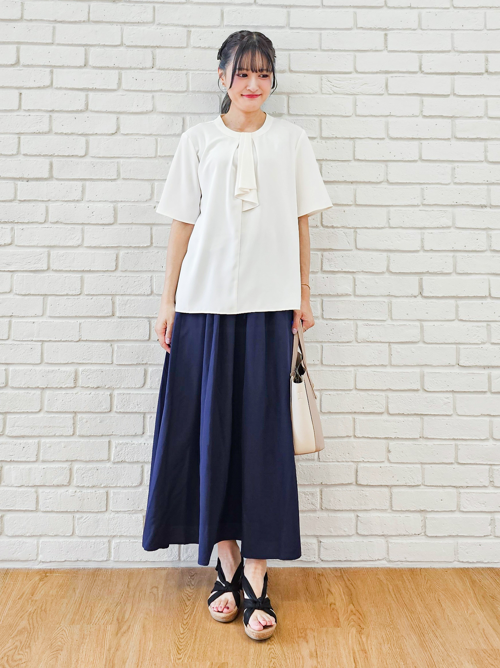 ゆゆさんの「SHOO･LA･RUE｜【洗濯機可/S-LL/UV】二の腕隠れる 吸水速乾 ボウタイ風なめらかブラウス」を使ったコーディネート