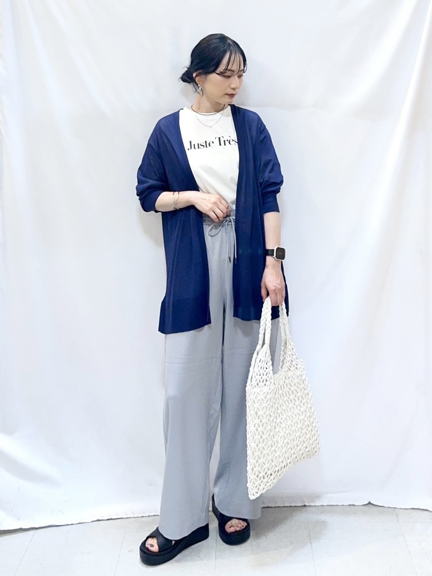 𝐇𝐢𝐫𝐨𝐦𝐢さんの「SHOO･LA･RUE｜【洗濯機可/S-LL】着る方がすっきり見えに マルチに使えるミドルトッパーカーディガン」を使ったコーディネート