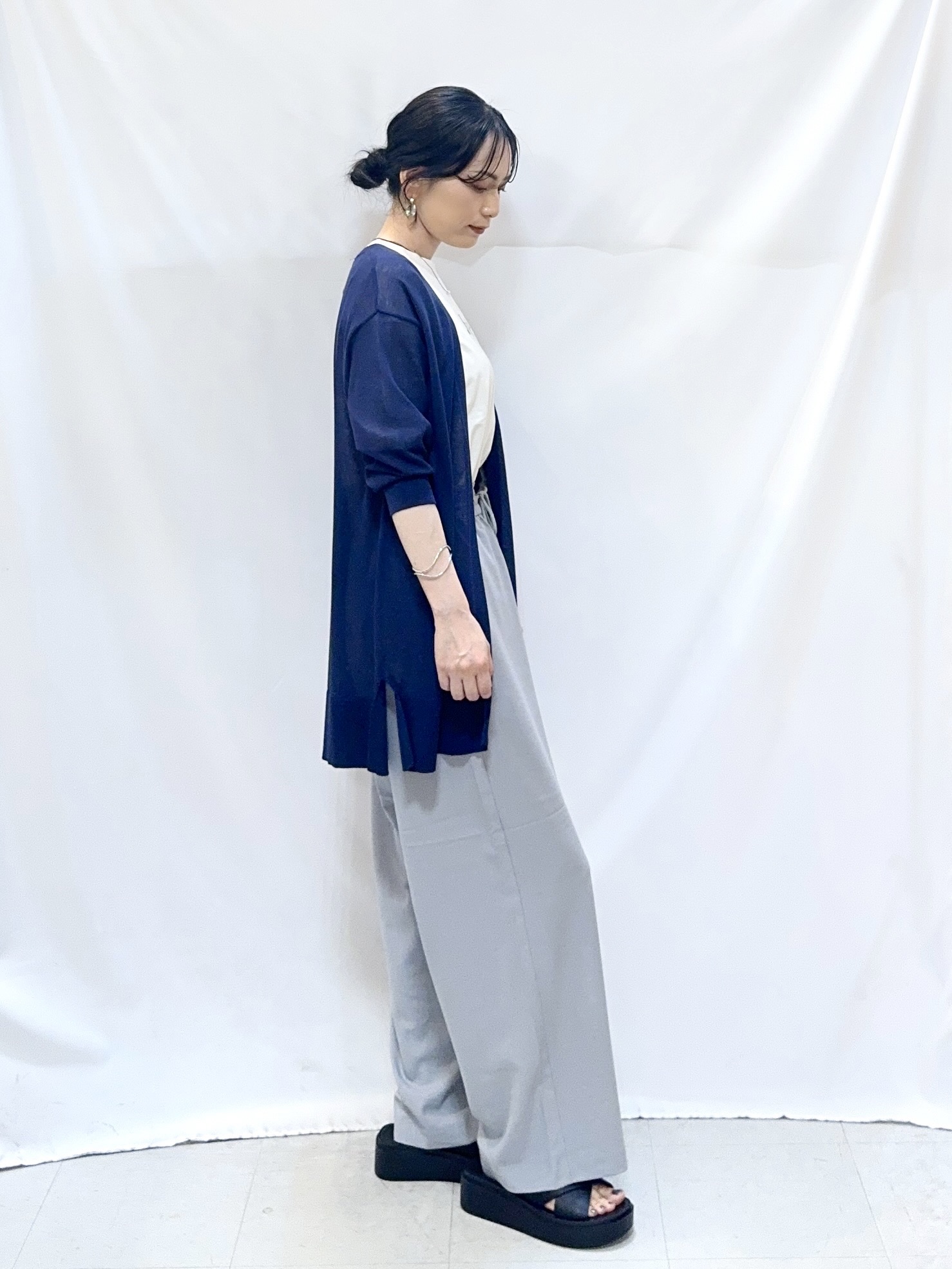 𝐇𝐢𝐫𝐨𝐦𝐢さんの「SHOO･LA･RUE｜【洗濯機可/S-LL】着る方がすっきり見えに マルチに使えるミドルトッパーカーディガン」を使ったコーディネート