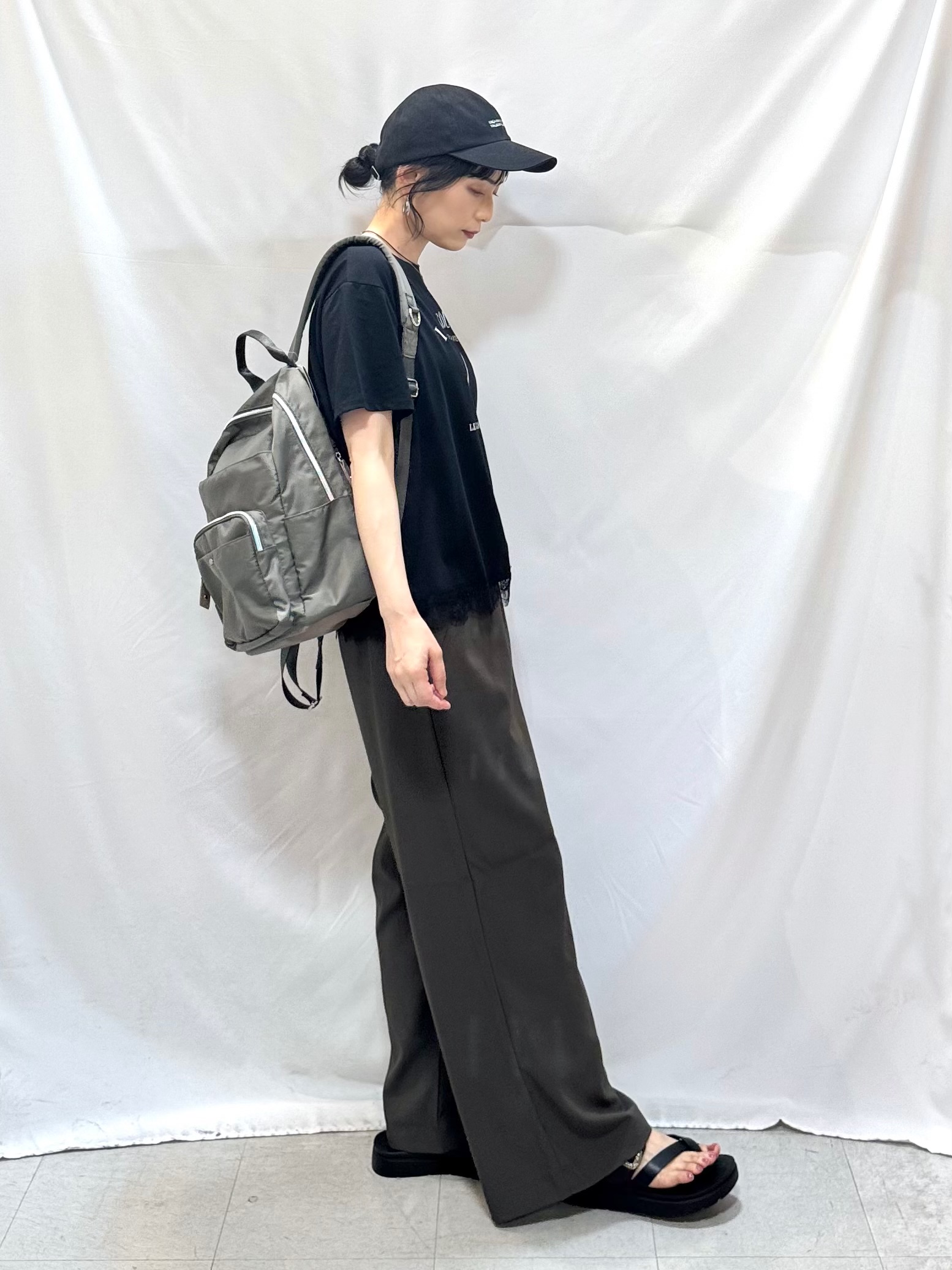 𝐇𝐢𝐫𝐨𝐦𝐢さんの「SHOO･LA･RUE｜【UV/S-LL/洗濯機可】真夏に着たい裾レースが女性らしさをプラスする プリントアソートTシャツ」を使ったコーディネート