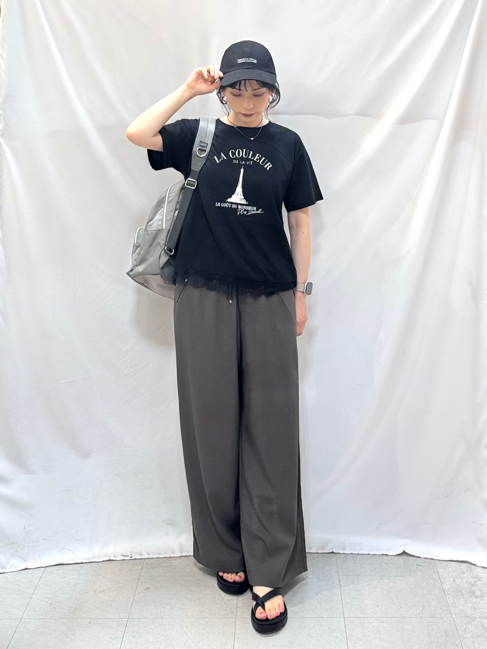 𝐇𝐢𝐫𝐨𝐦𝐢さんの「SHOO･LA･RUE｜【UV/S-LL/洗濯機可】真夏に着たい裾レースが女性らしさをプラスする プリントアソートTシャツ」を使ったコーディネート