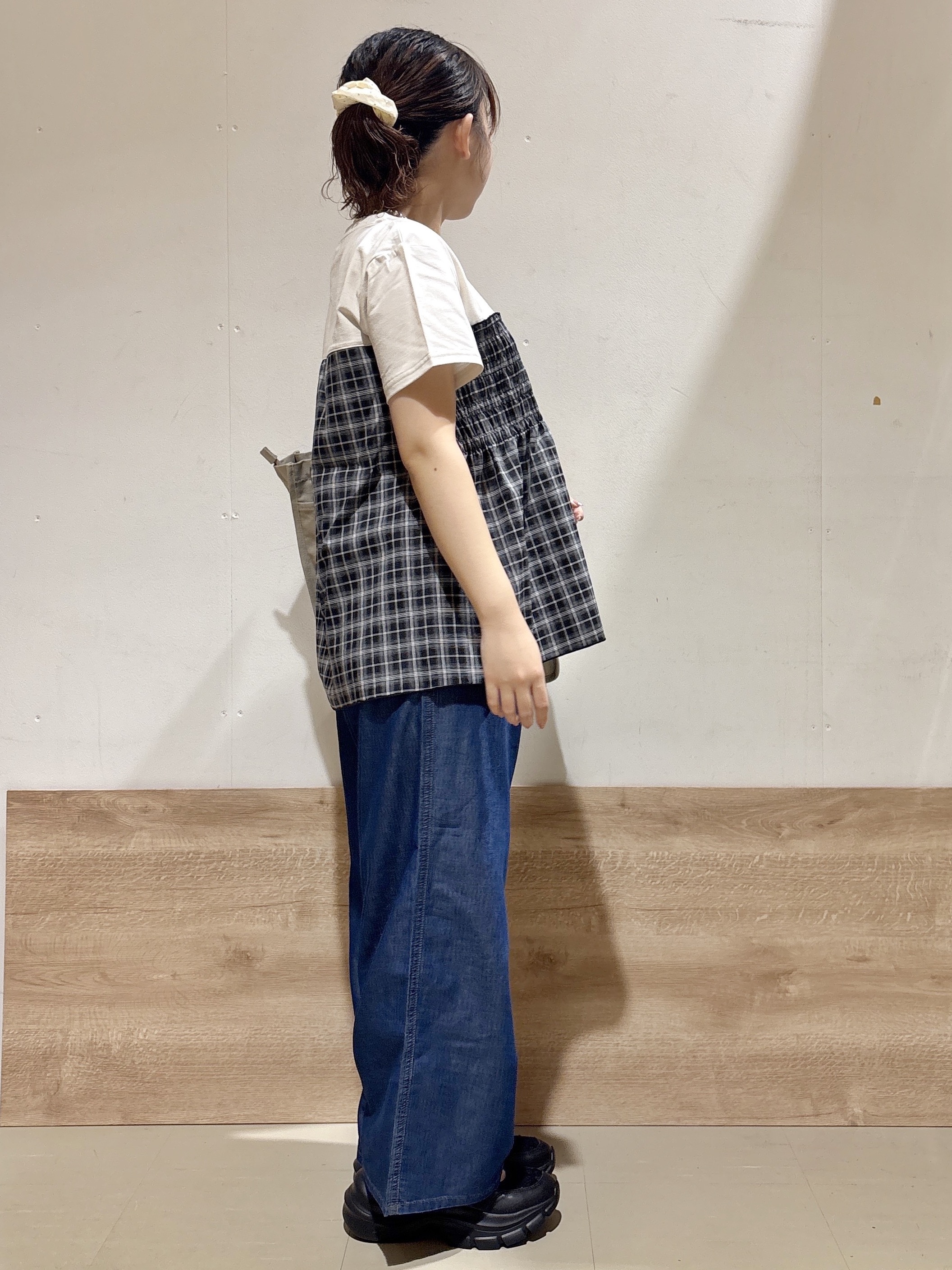 るねさんの「SHOO･LA･RUE｜【S-LL/洗濯機可/体型カバー】インせずサマ見え ビスチェ風異素材ドッキングTシャツ」を使ったコーディネート