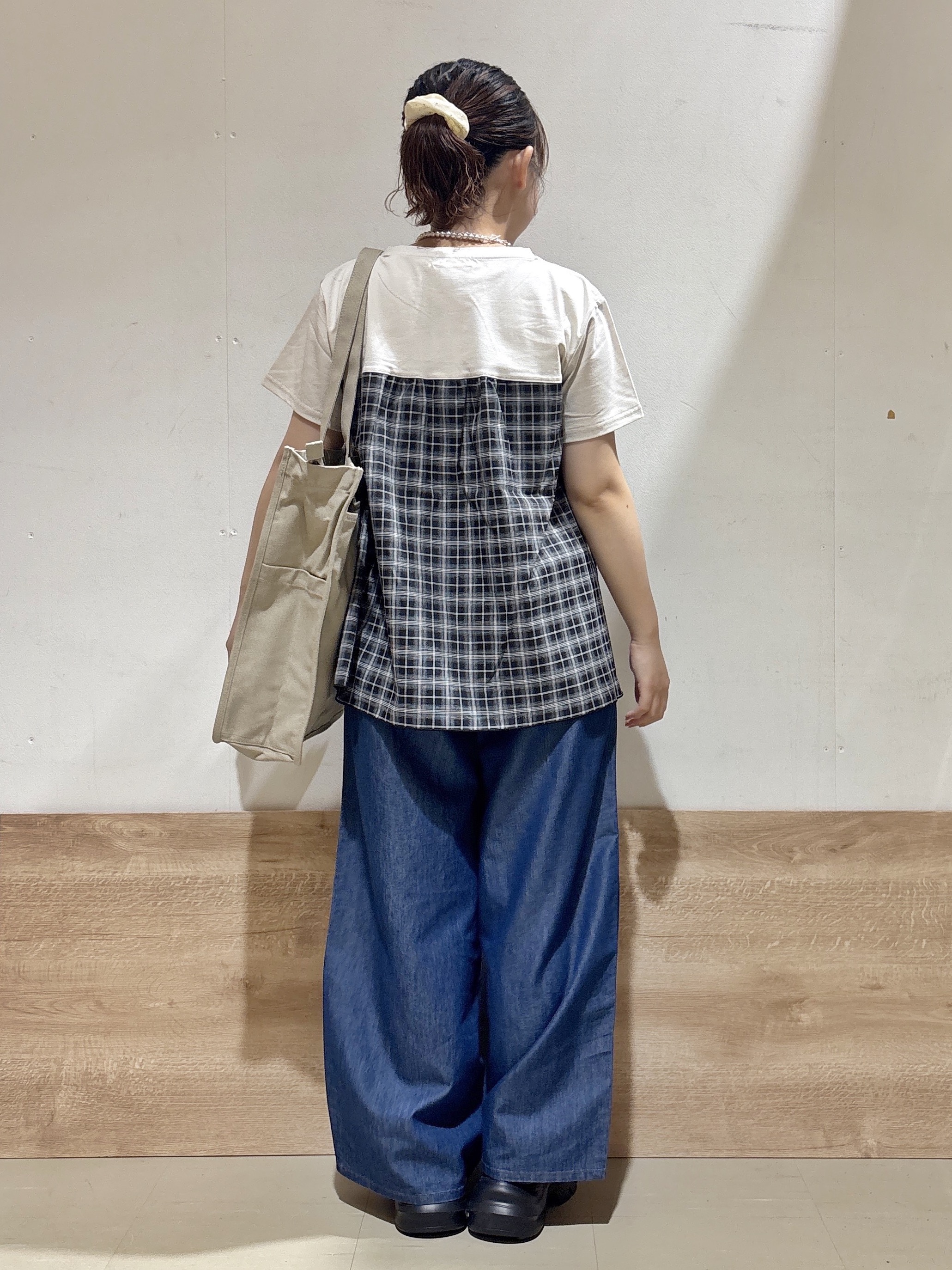るねさんの「SHOO･LA･RUE｜【S-LL/洗濯機可/体型カバー】インせずサマ見え ビスチェ風異素材ドッキングTシャツ」を使ったコーディネート