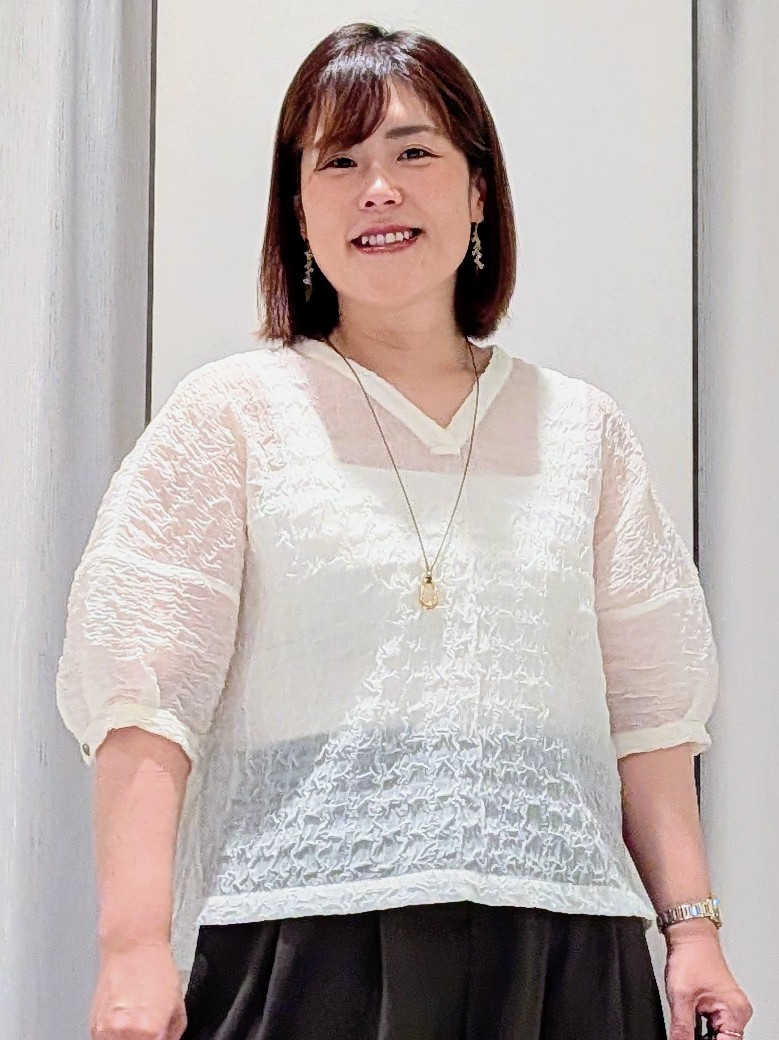 Onumaさんの「UNTITLED｜【洗える】シアーVネックブラウス」を使ったコーディネート